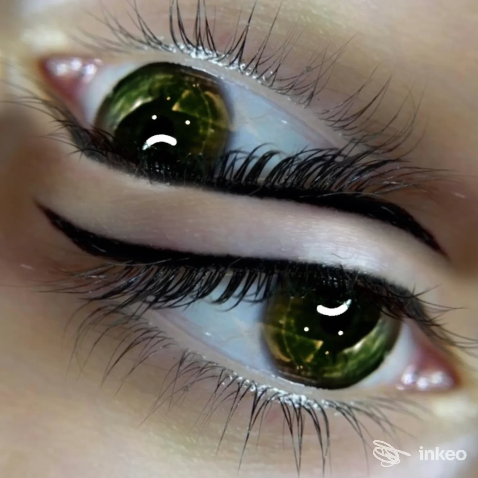 Primo piano di eyeliner tatuato sulle palpebre, foto del lavoro eseguito presso Studio Trucco Permanente di Georgina Marcus, Roma