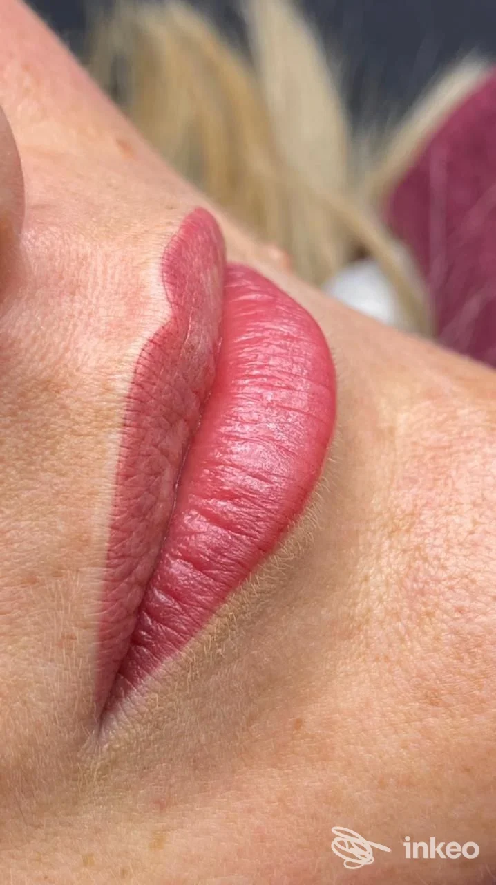 Primo piano delle labbra con dermopigmentazione eseguita presso Studio Trucco Permanente di Georgina Marcus, Roma.