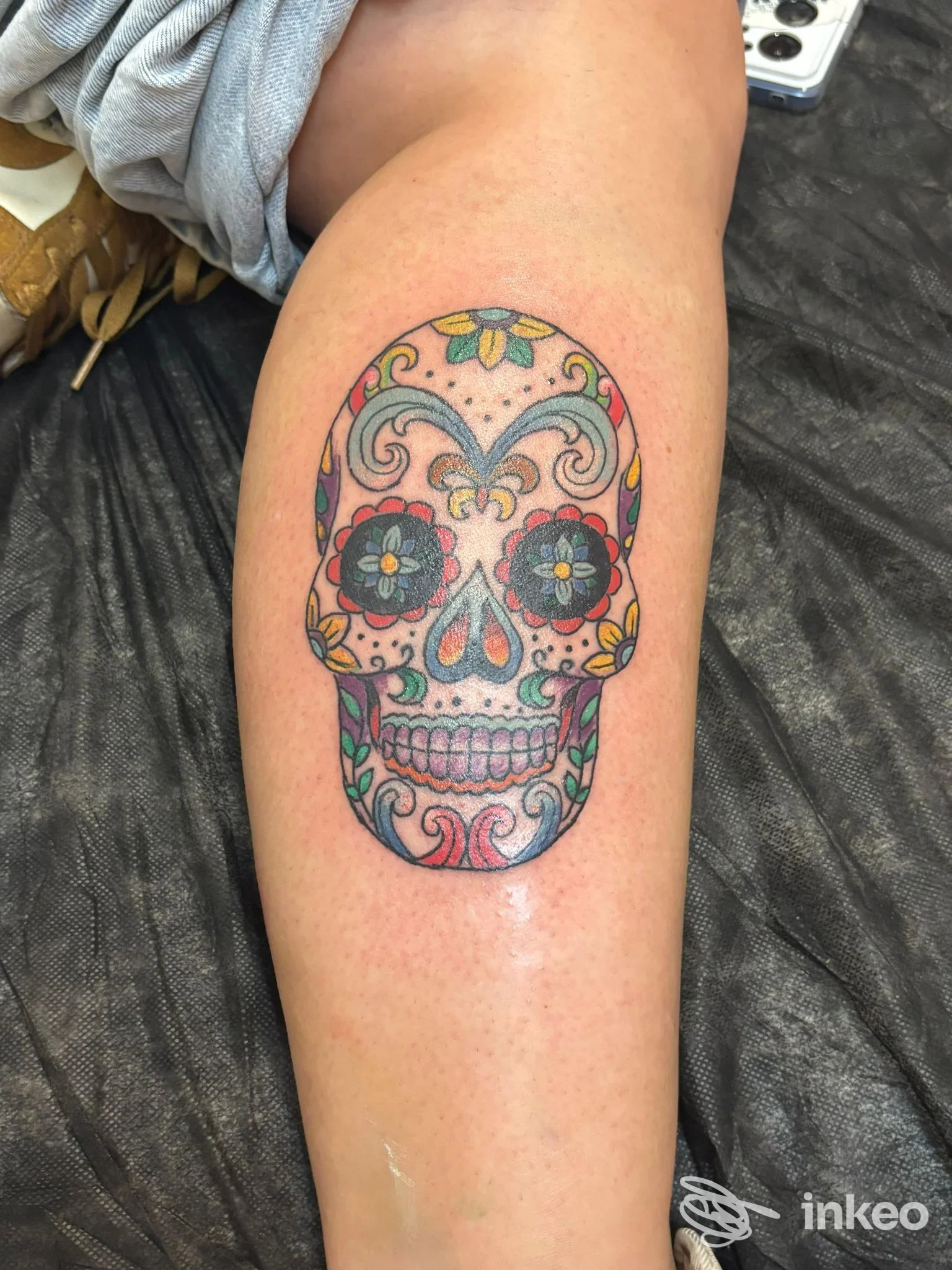 Tatuaggio teschio in stile sugar skull sul polpaccio, realizzato da Tatto Matto Roma nella città di Roma.