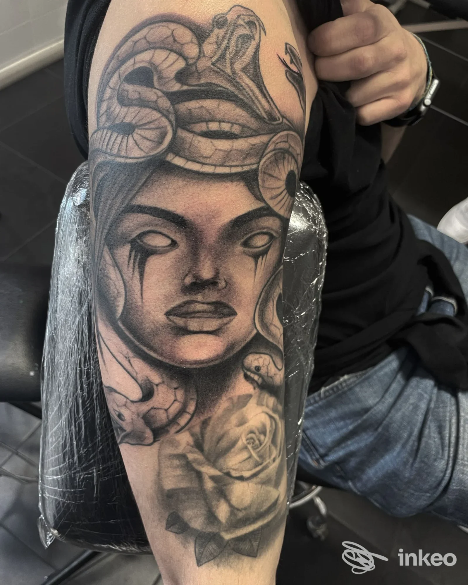 Tatuaggio in bianco e nero su avambraccio con volto femminile, serpenti e rosa — Tattoo Artist Christian, Fiumicino.