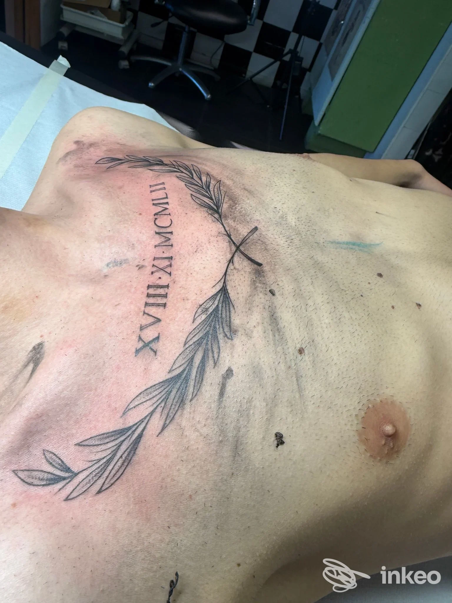Tatuaggio a corona di foglie con data in numeri romani sullo sterno, foto dello studio Tattoo Artist Christian a Fiumicino.