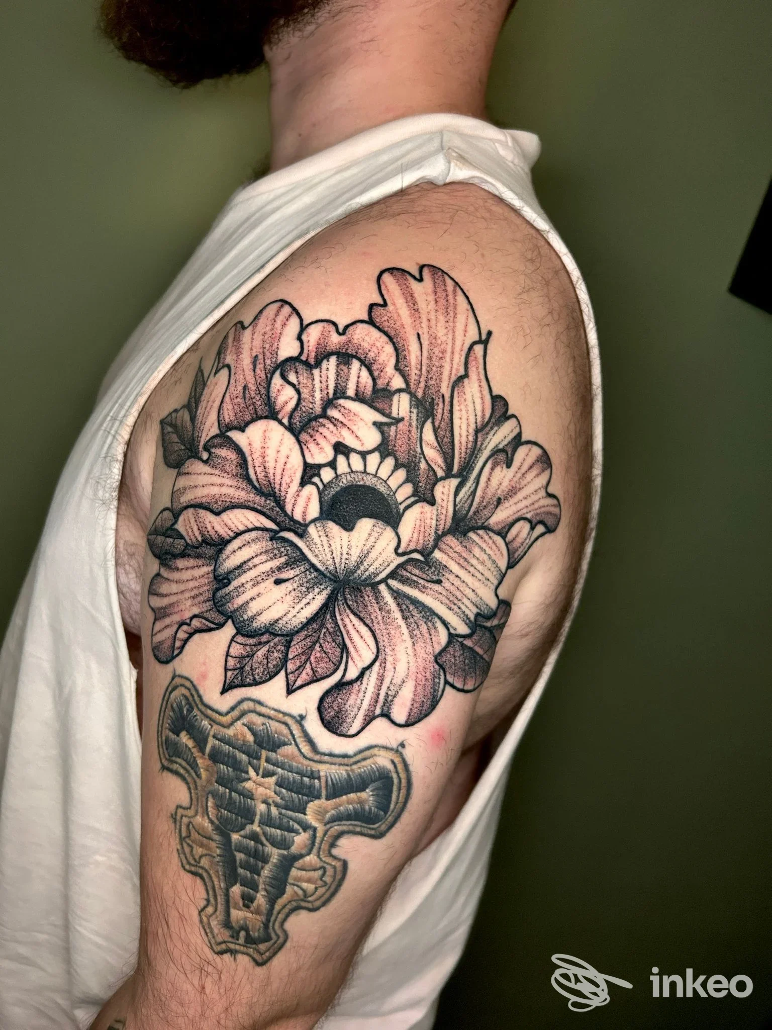 Tatuaggio floreale nero e grigio sulla spalla e braccio superiore fotografato al Sigillum tattoo shop & piercing, Roma.