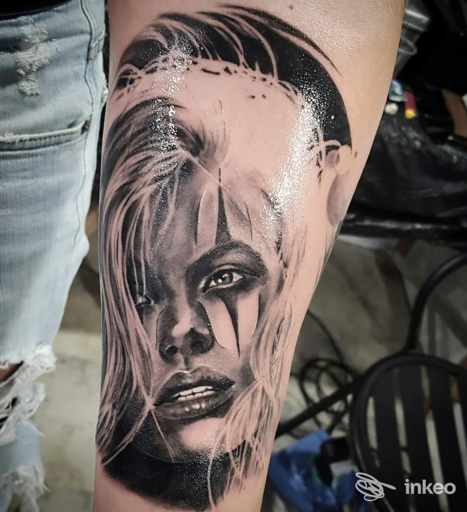 Tatuaggio ritratto realistico in bianco e nero sull'avambraccio, Tattoo Saloon, Roma.