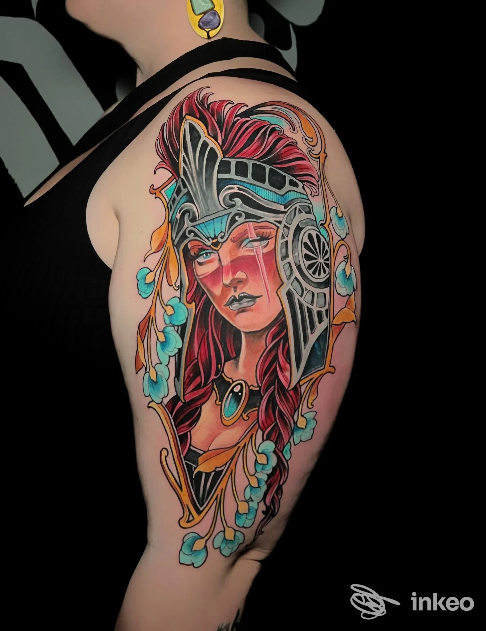 Grande tatuaggio colorato a metà braccio raffigurante una donna con elmo, fotografato per TenTails Tattoo-Rome Vatican a Roma.