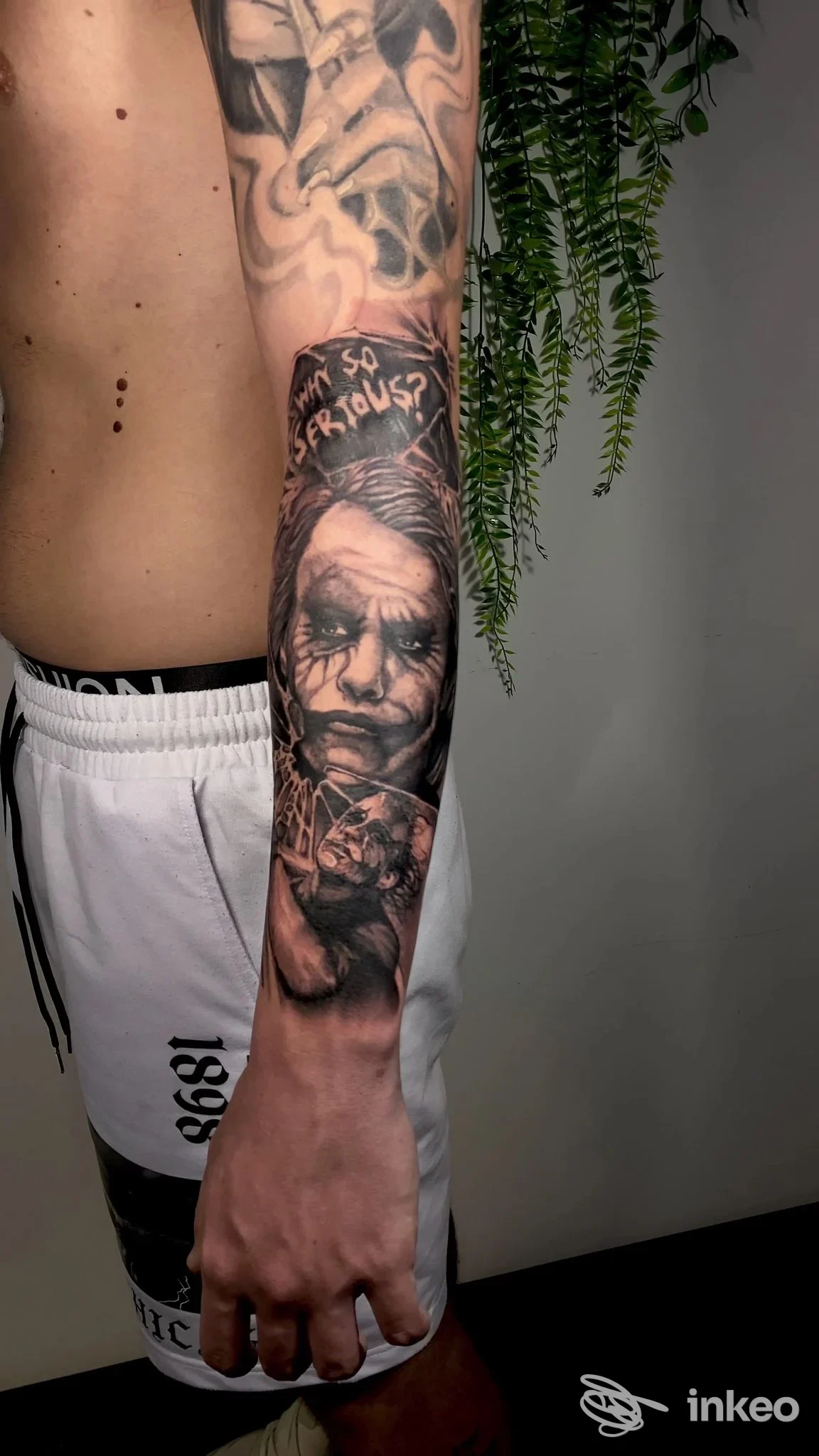 Foto del tatuaggio realistico a tema Joker sull'avambraccio, Time to Time Tattoo Studio, Cassino.
