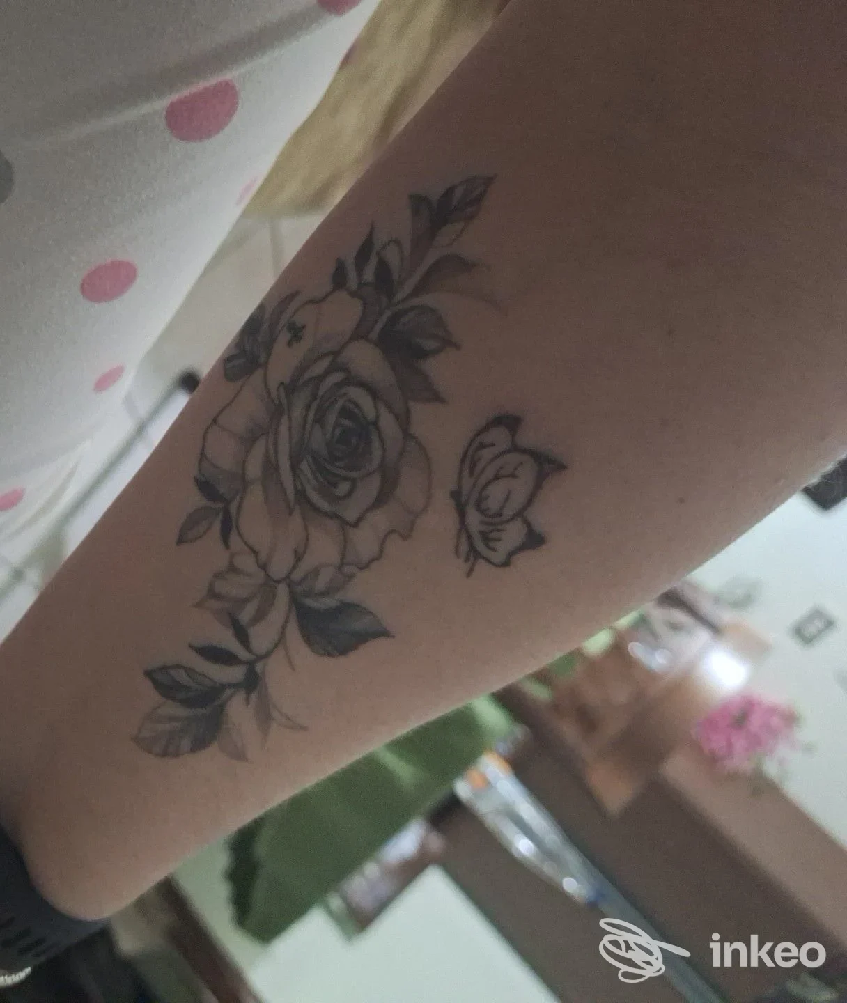 Tatuaggio floreale in bianco e nero sull'avambraccio, Time to Time Tattoo Studio, Cassino.