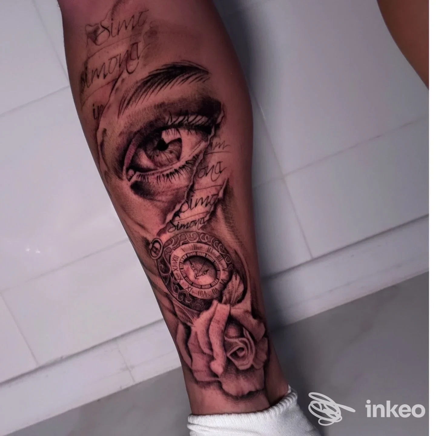 Tatuaggio realistico su polpaccio con occhio, bussola e rosa, Tattoo & Sketch Studio, Fiumicino.