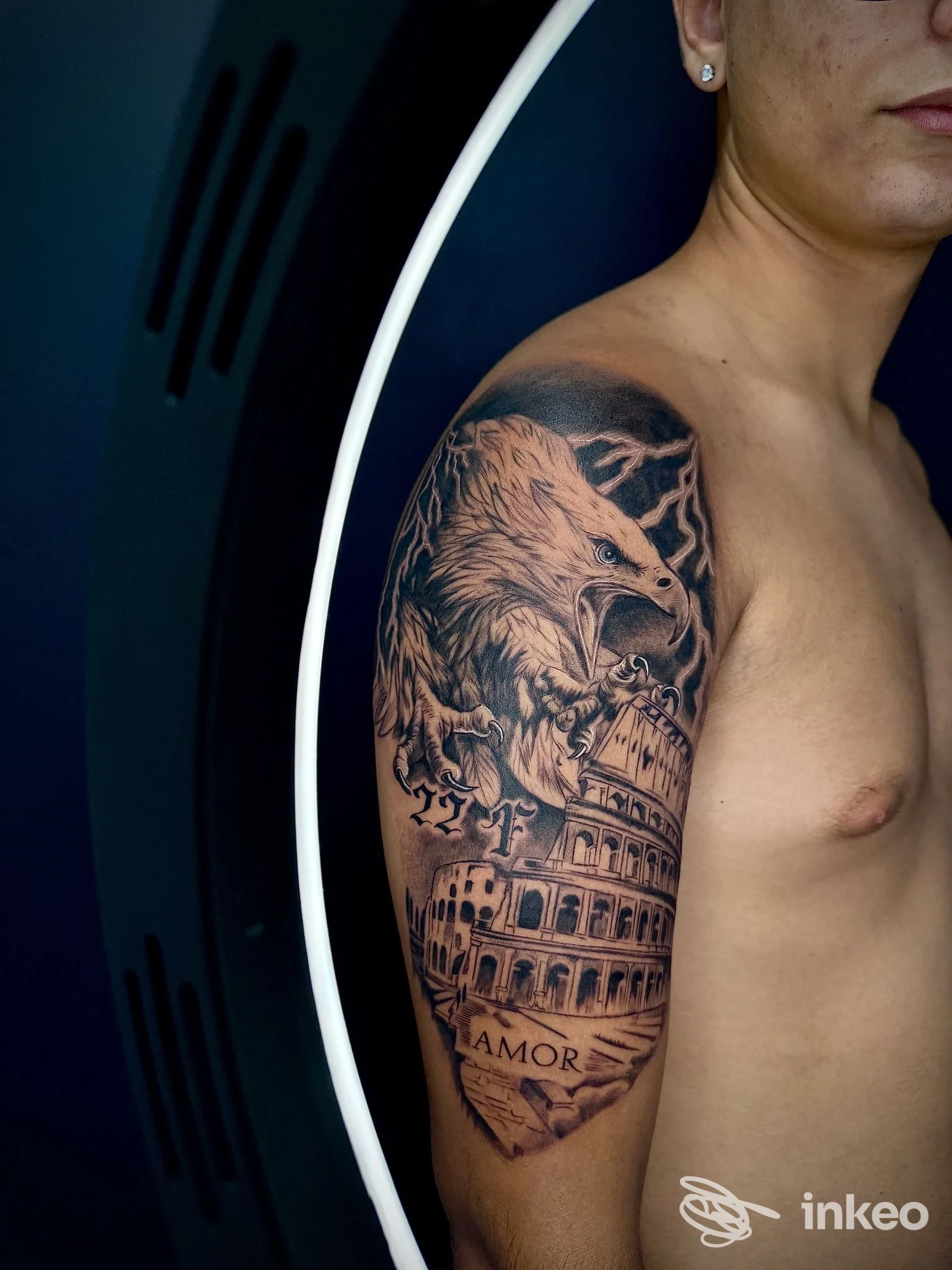 Tatuaggio realistico su spalla e parte alta del braccio, fotografia per Tattoo Giordano, Velletri.