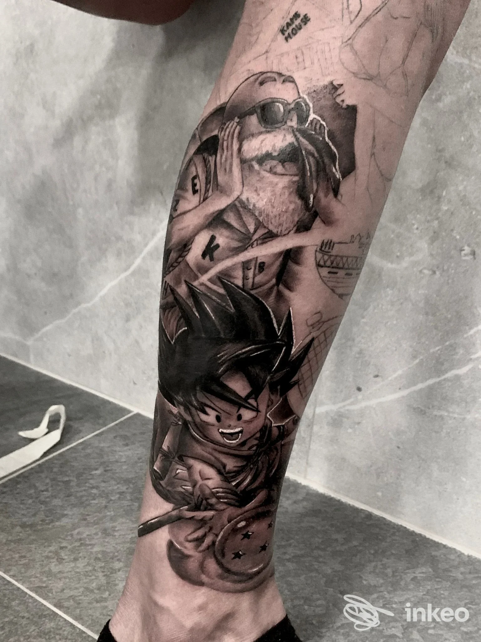 Gamba tatuata con soggetti in bianco e nero, inclusi personaggi illustrati, fotografia fornita da Thunder Ink Tattoo, Roma.