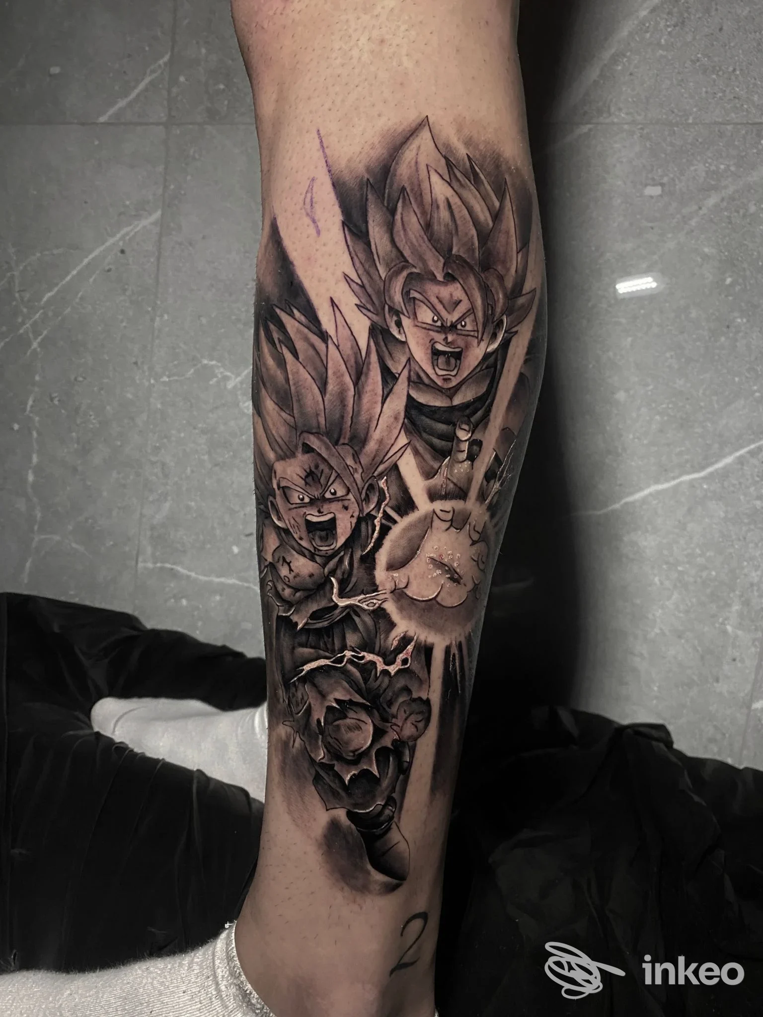 Tatuaggio in bianco e nero sul polso/avambraccio, più volti in stile anime realizzati da Thunder Ink Tattoo a Roma.