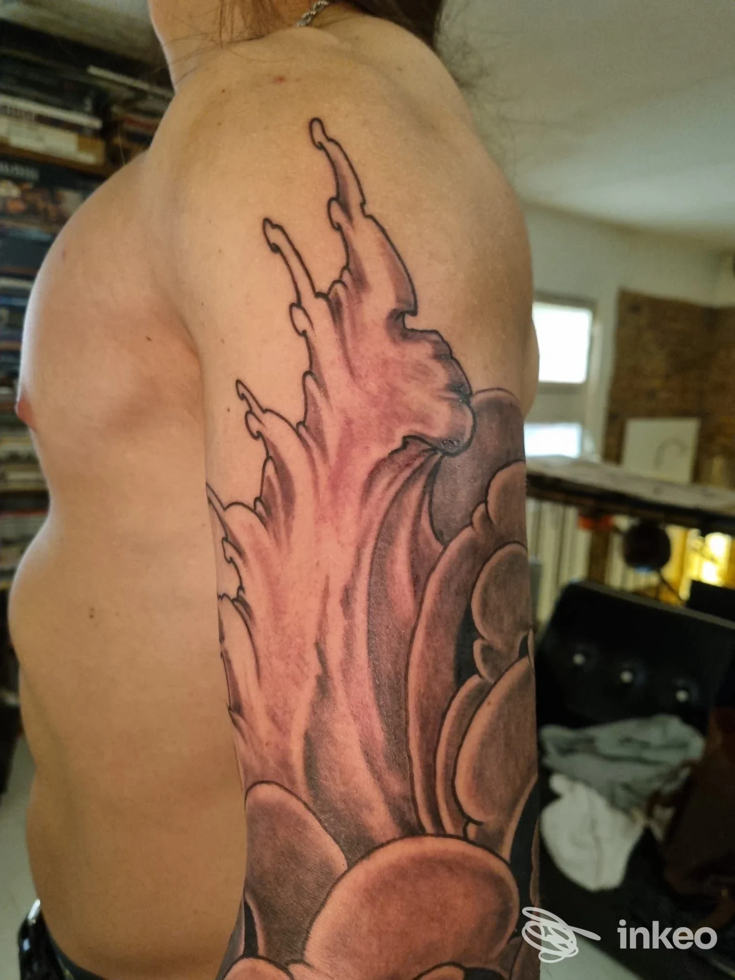Grande tatuaggio in bianco e nero su braccio/avambraccio fotografato in primo piano – Unopercento Tattoo Studio Roma.