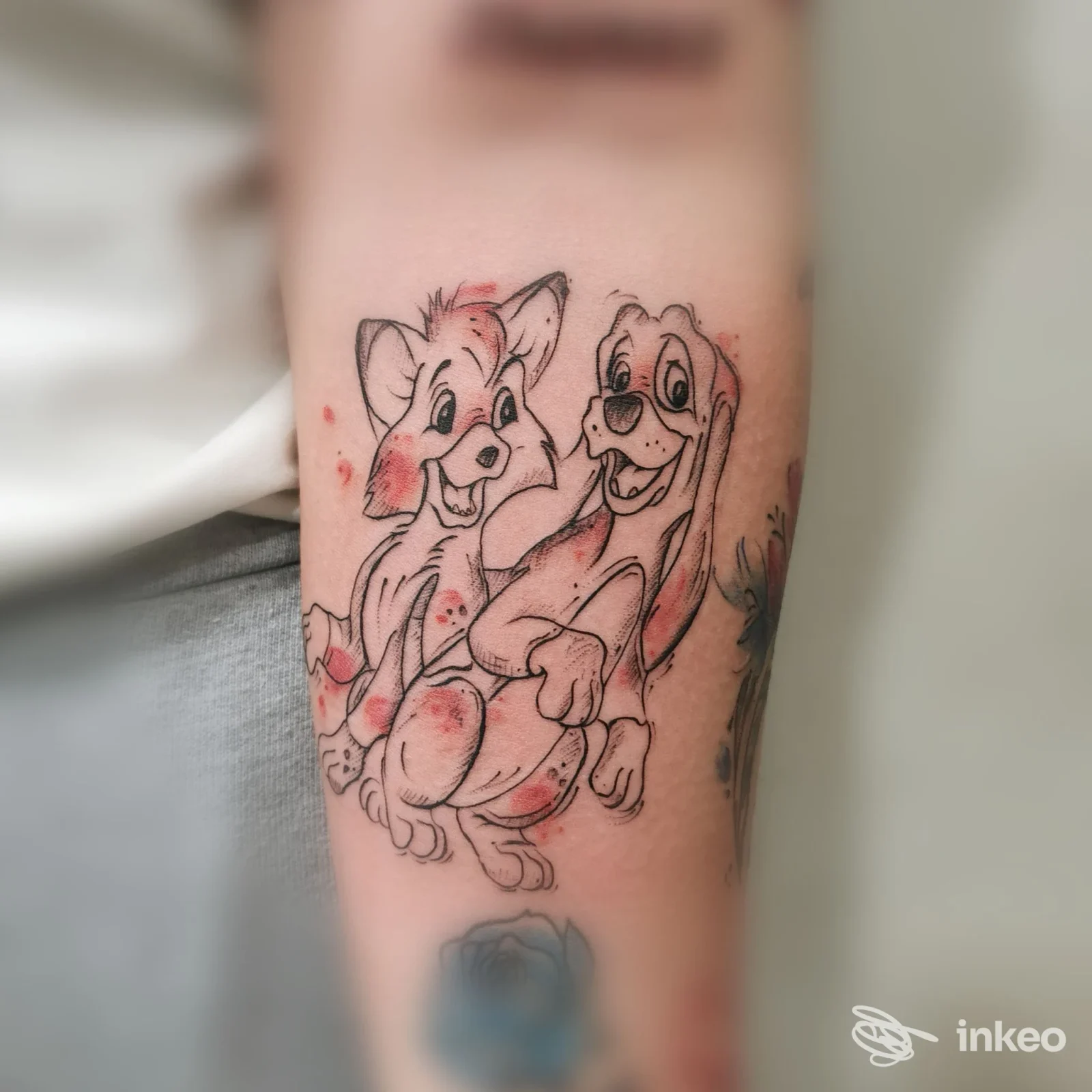 Tatuaggio su avambraccio con due cani in stile cartoon, VALENTINK Tattoo&Piercing, Alatri.