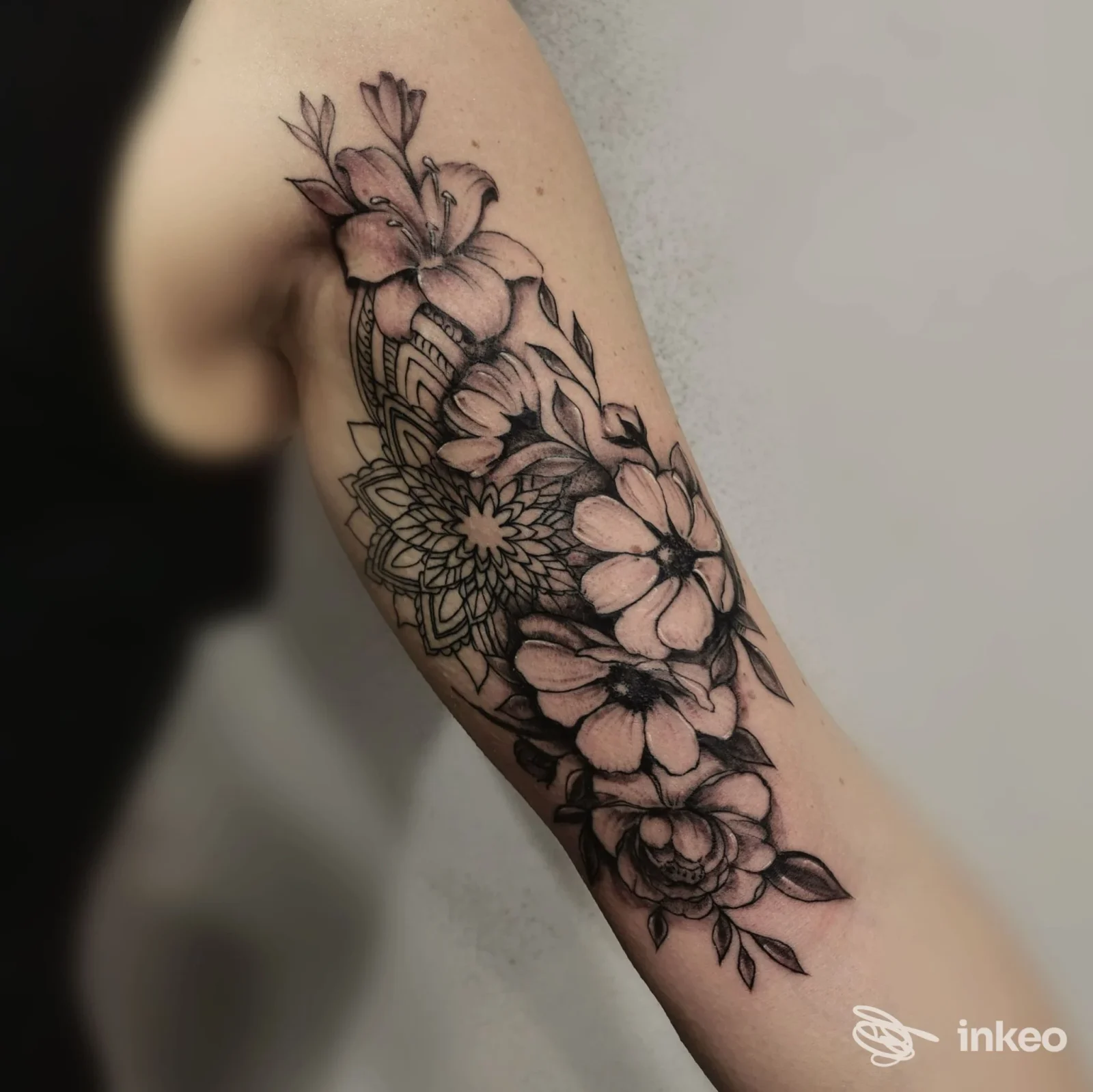 Tatuaggio floreale in bianco e nero sull'avambraccio, VALENTINK Tattoo&Piercing di Valentina Esposito, Alatri.