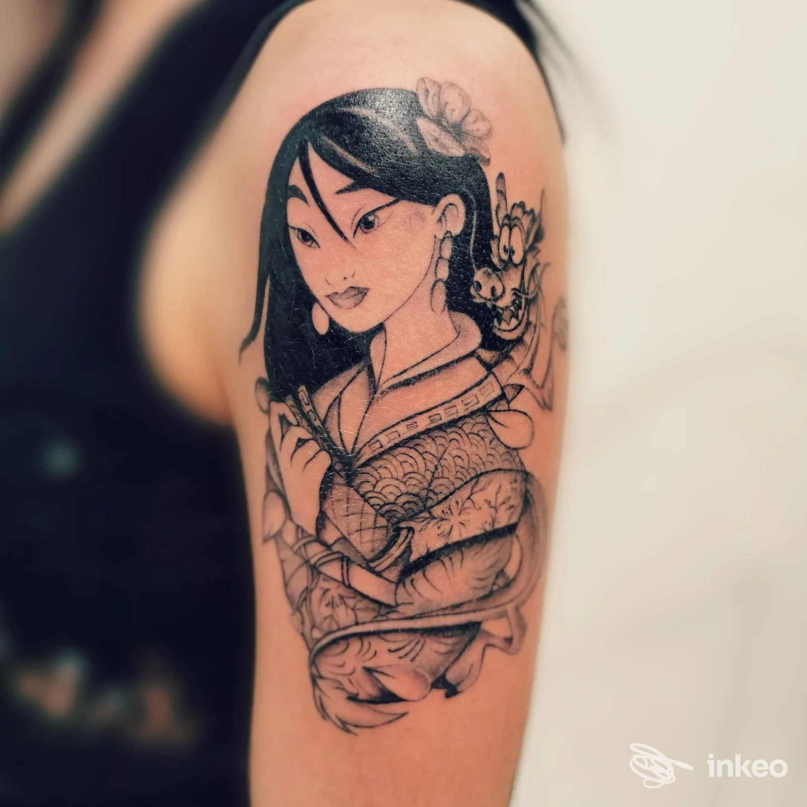 Tatuaggio figurativo in bianco e nero sull'alto braccio, VALENTINK Tattoo&Piercing, Alatri.