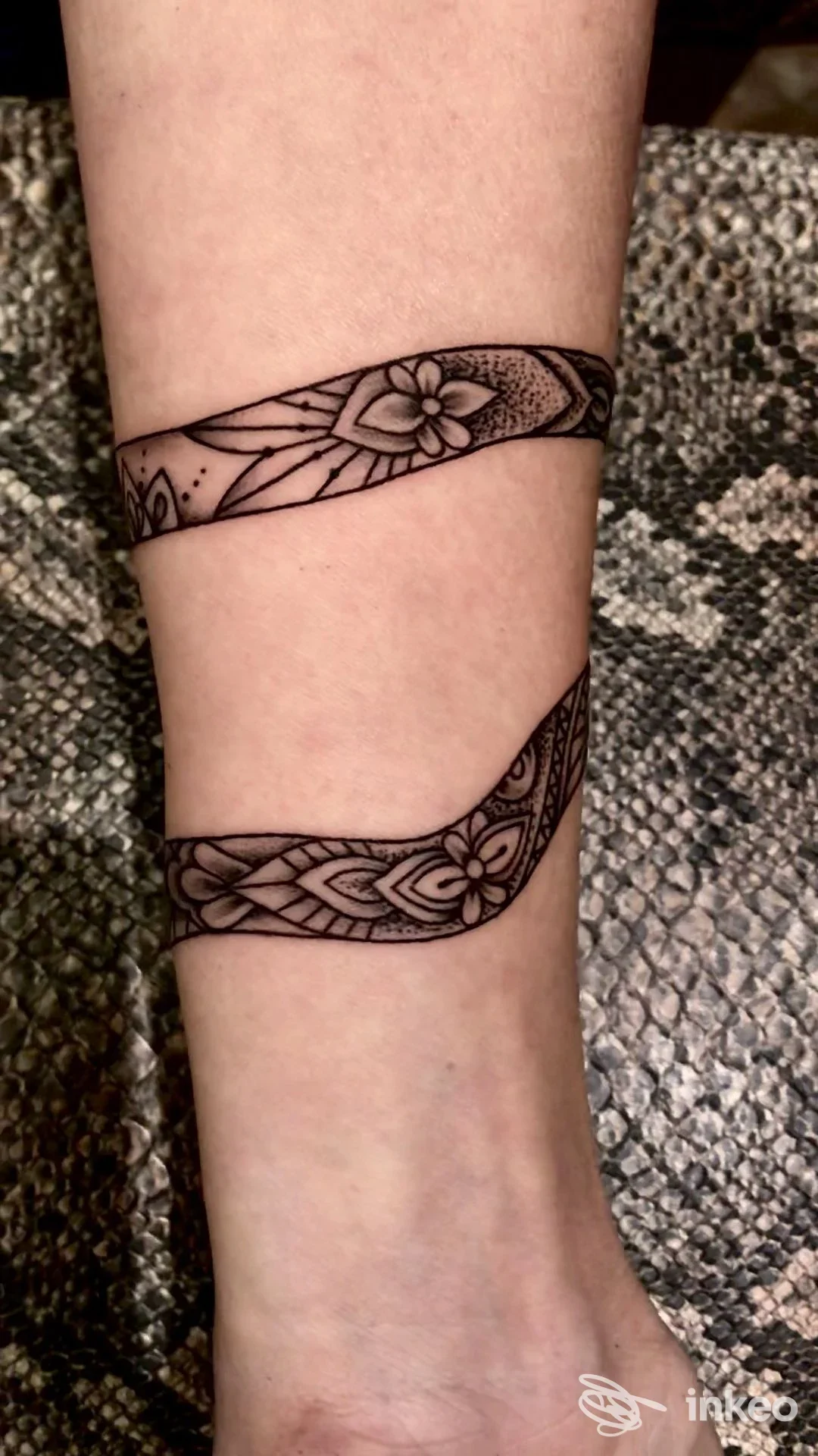 Band a spirale tatuata sull'avambraccio vicino al polso, linee nere e ombreggiature puntinate — Tribal Tattoo Studio, Roma.