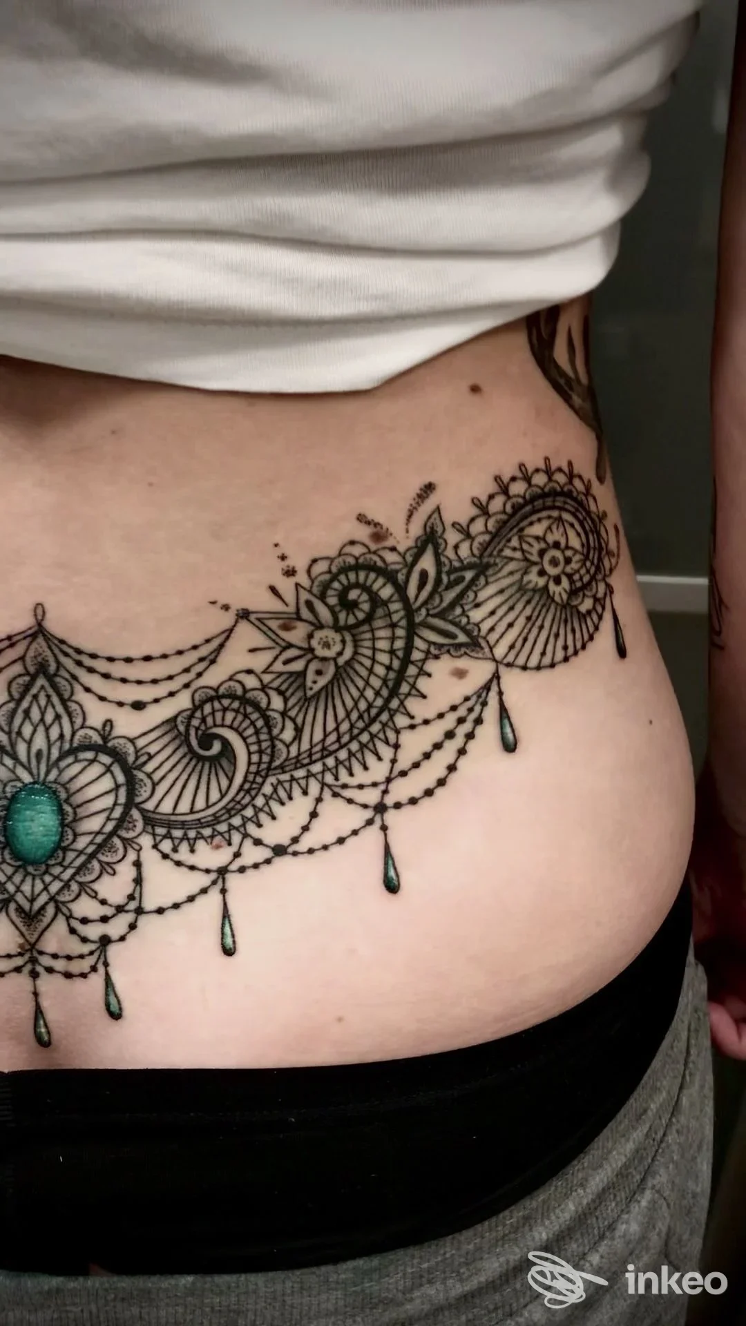 Tatuaggio ornamentale a pizzo/mandala sul fianco realizzato da Tribal Tattoo Studio, Roma, mostrato su pelle reale.