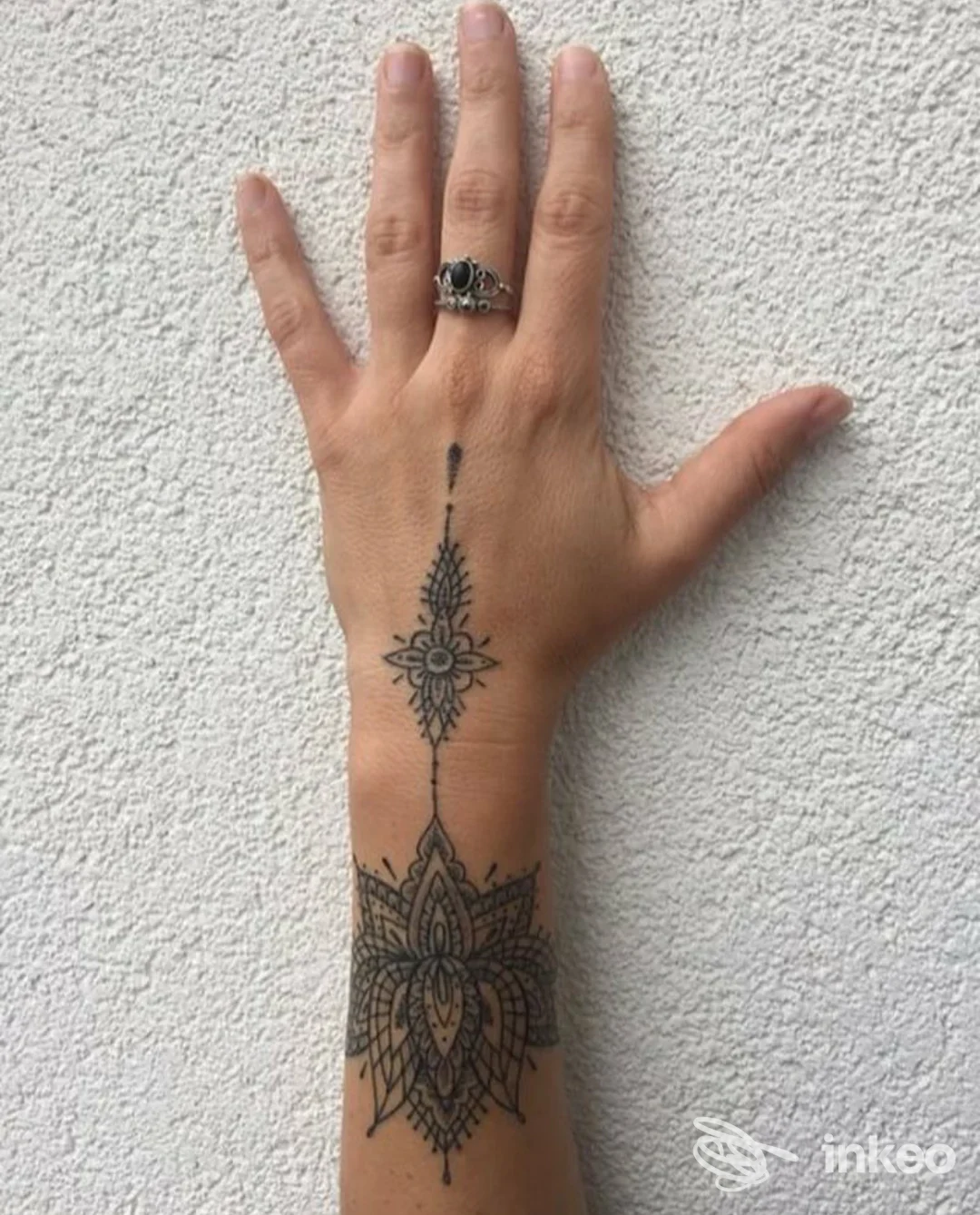 Tatuaggio ornamentale sul dorso della mano e avambraccio, fotografia per Tribal Tattoo Studio a Roma.