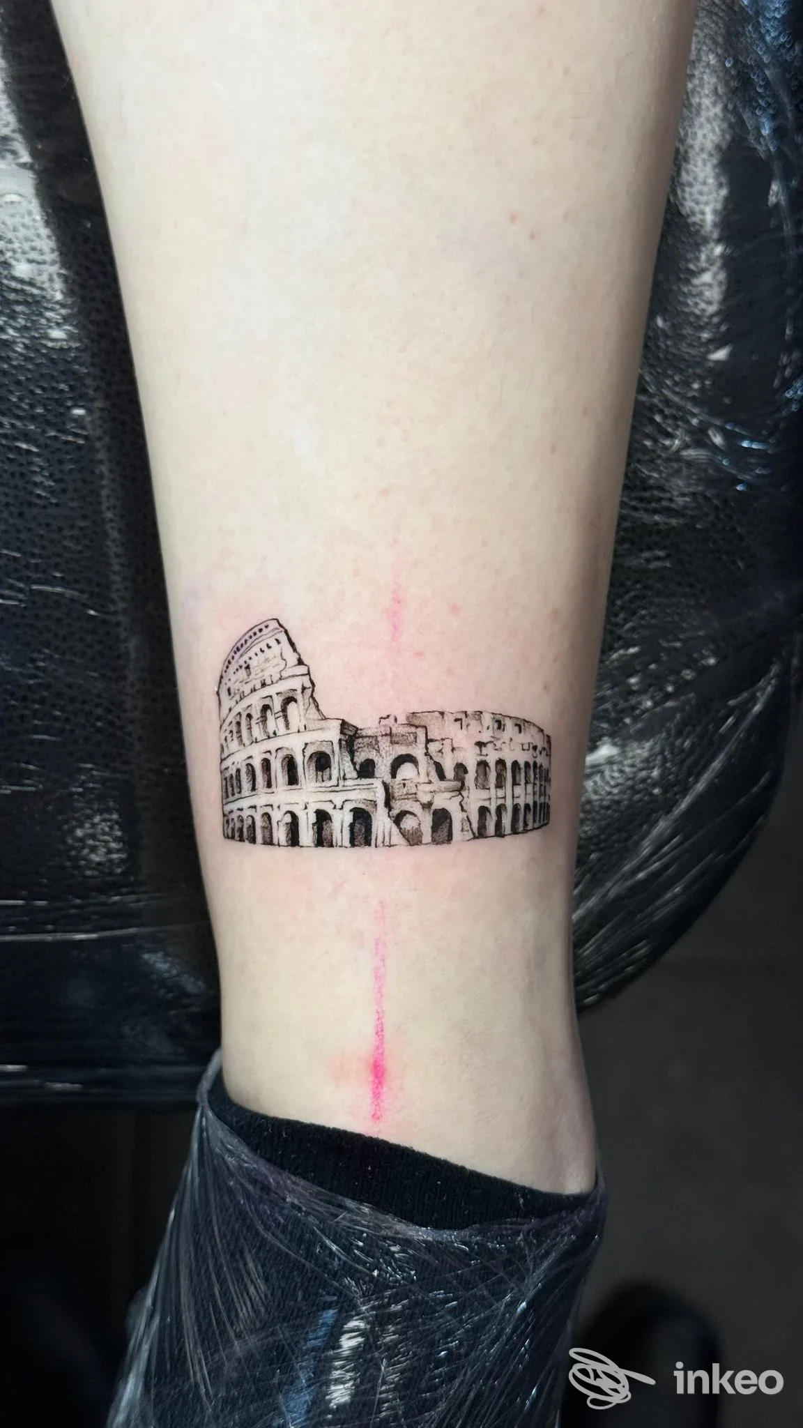 Tatuaggio in bianco e nero del Colosseo sulla parte inferiore della gamba, eseguito da All Night Long Connessione Latina a Roma.