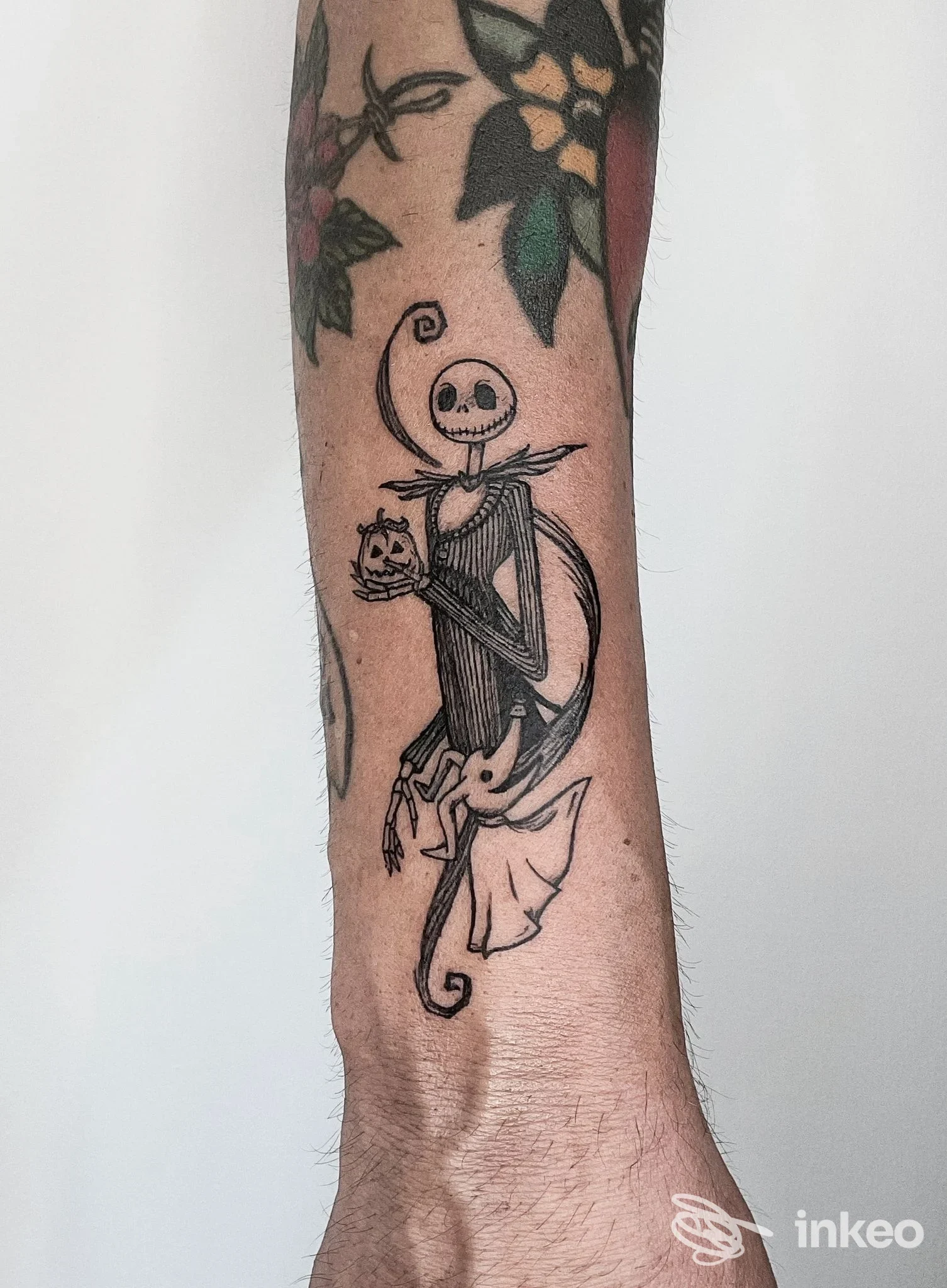 Tatuaggio in bianco e nero su avambraccio, linework figurativo — Alles Tattoo & Piercing Studio, Roma.
