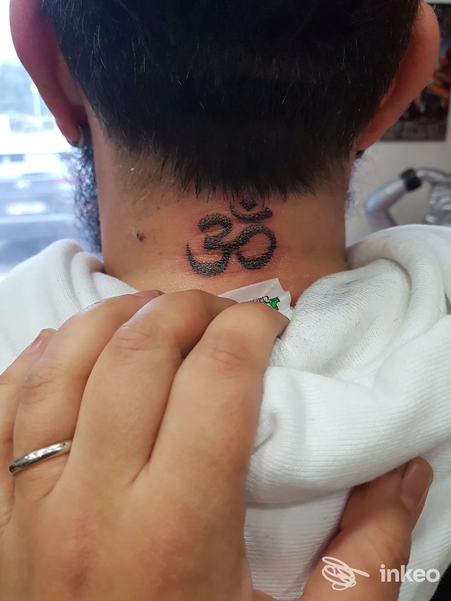 Dettaglio di tatuaggio 'Om' sulla nuca, foto fornita da Beautiful Ink a Roma.