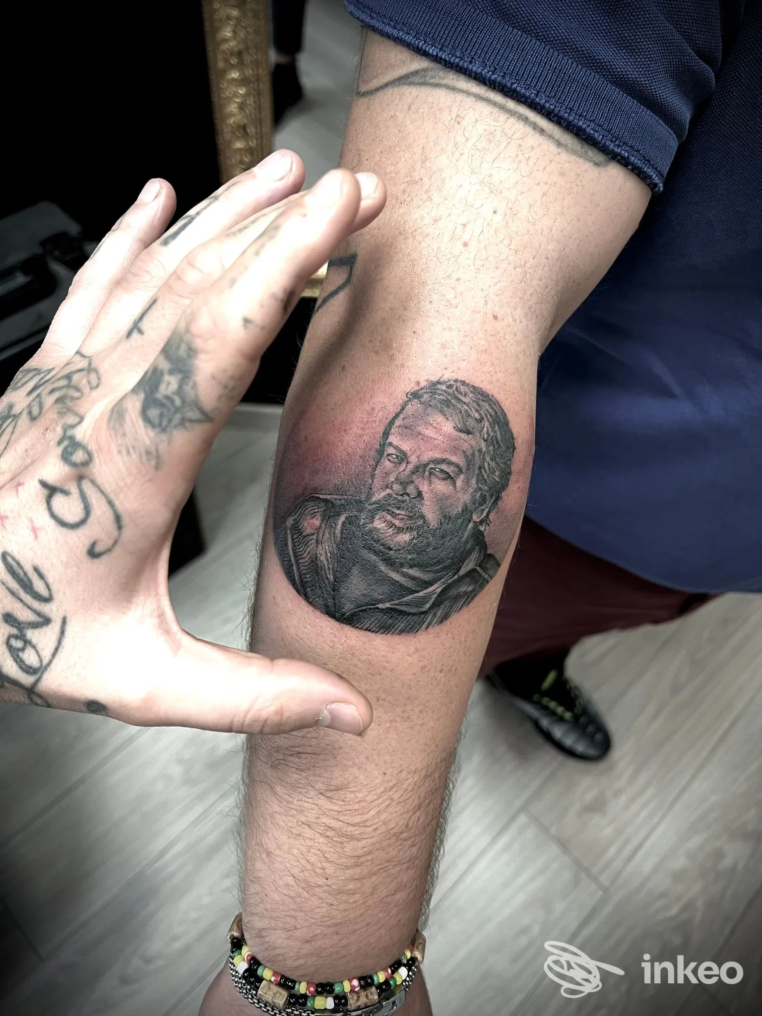 Tatuaggio ritratto realistico sull'avambraccio, Black Ink Tattoo di Simone D’Auria, Roma.