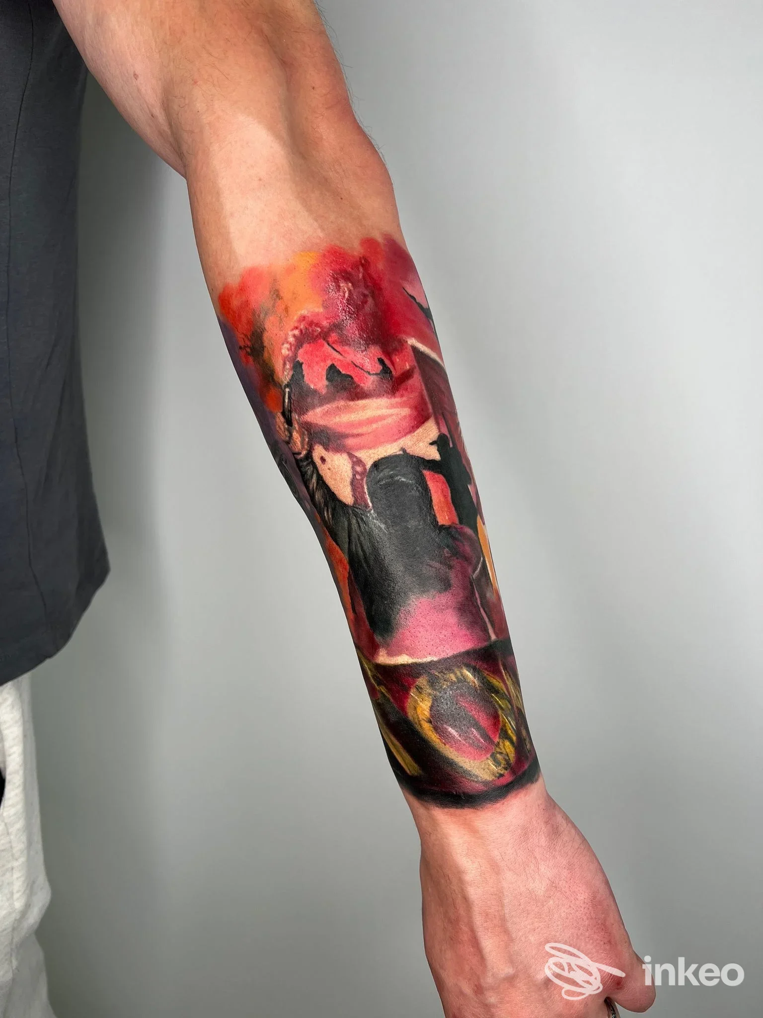 Tatuaggio a colori su avambraccio fotografato in studio, Black Ink Tattoo di Simone D’Auria, Roma.