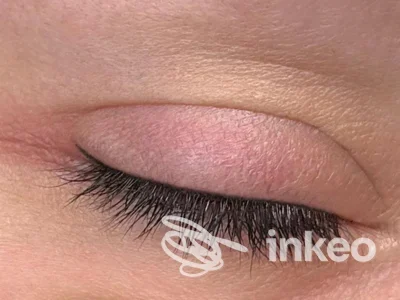 Dettaglio di palpebra con eyeliner permanente definito, realizzato dallo studio CLO LEON - Permanent Make Up di Leonardi Claudia, Roma.