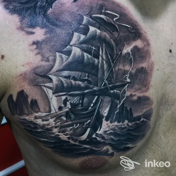Grande tatuaggio black & grey sul petto raffigurante una nave a vela in tempesta, fotografato per Camdentown Tattoo Studio a Tivoli.