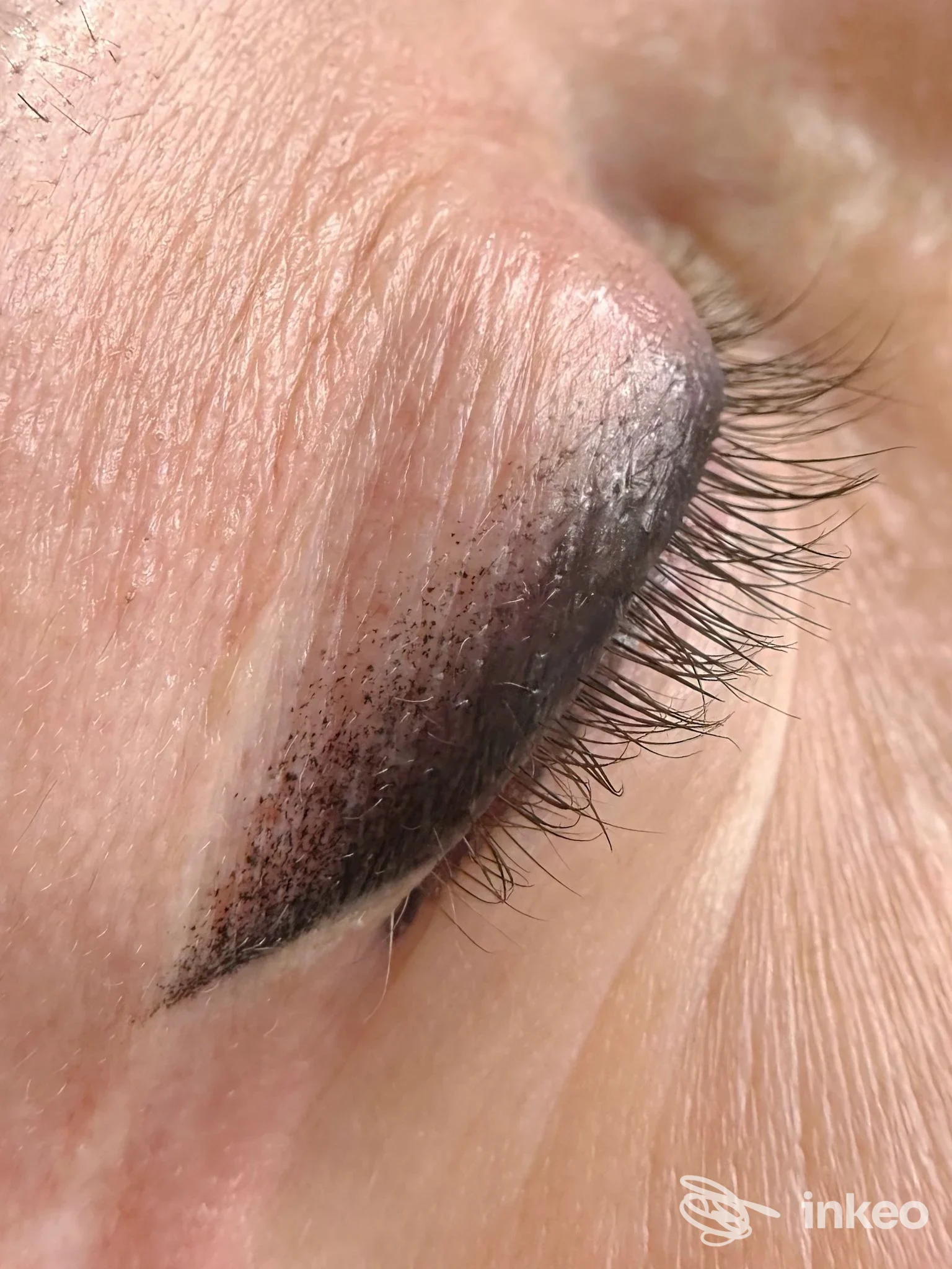 Primo piano di eyeliner dermopigmentato su palpebra superiore, Cristiana pmu studio, Roma.