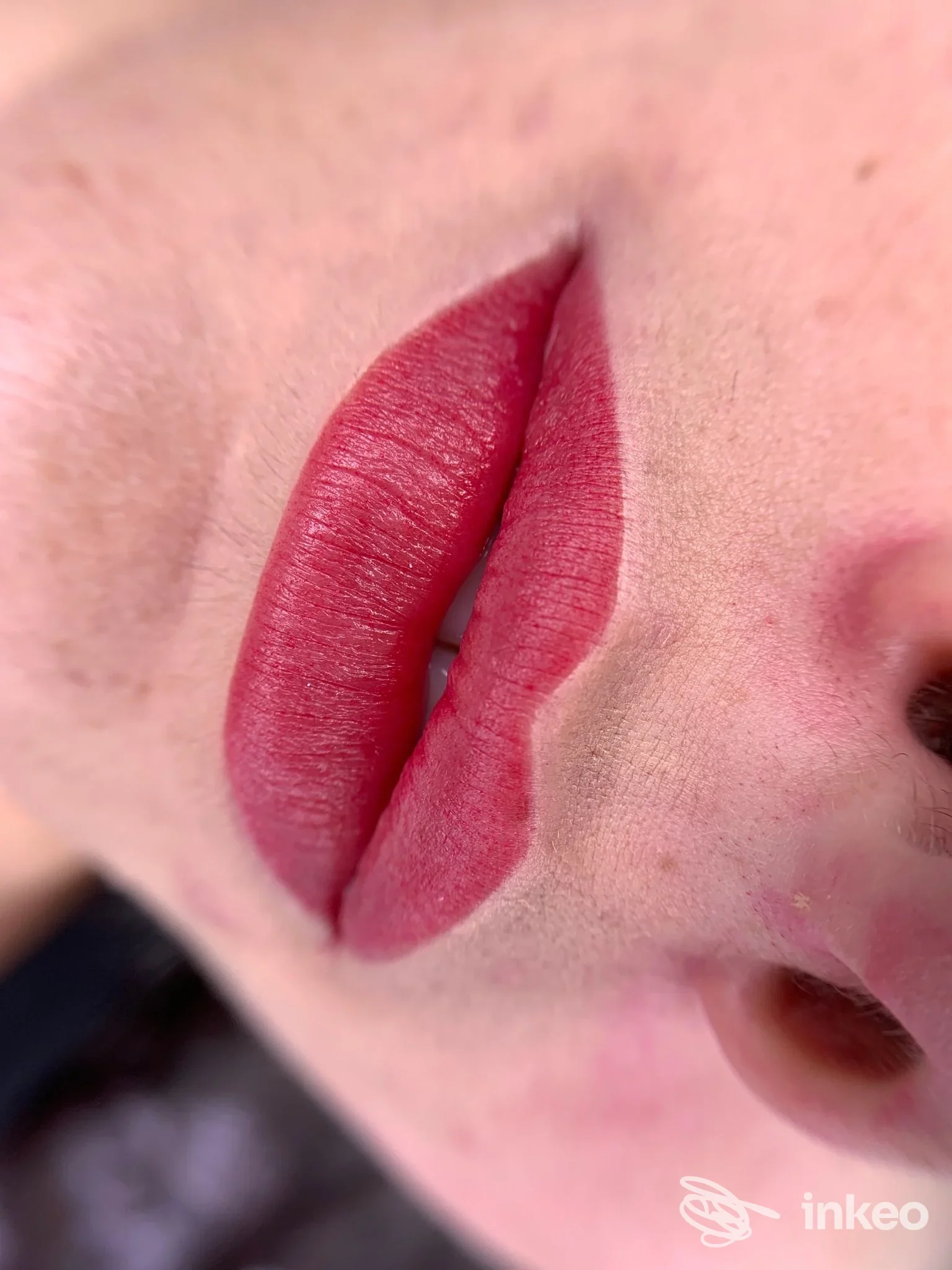 Primo piano di labbra con micropigmentazione visibile dopo trattamento, immagine fornita da Debora Boccia Master Microblading & pmu, Roma.