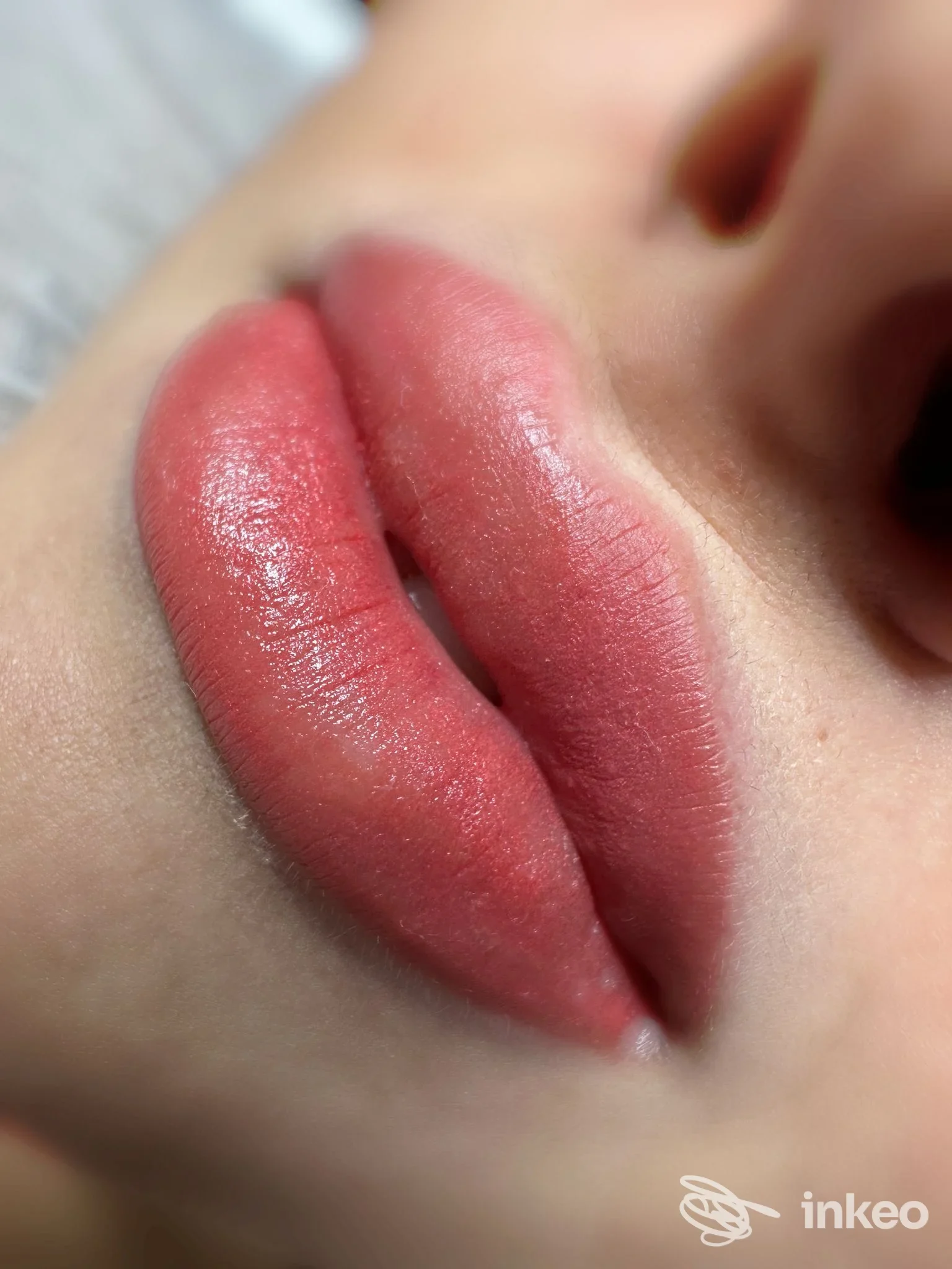 Primo piano di labbra con dermopigmentazione estetica rosa, scatto realizzato per Dermart studio, Latina.