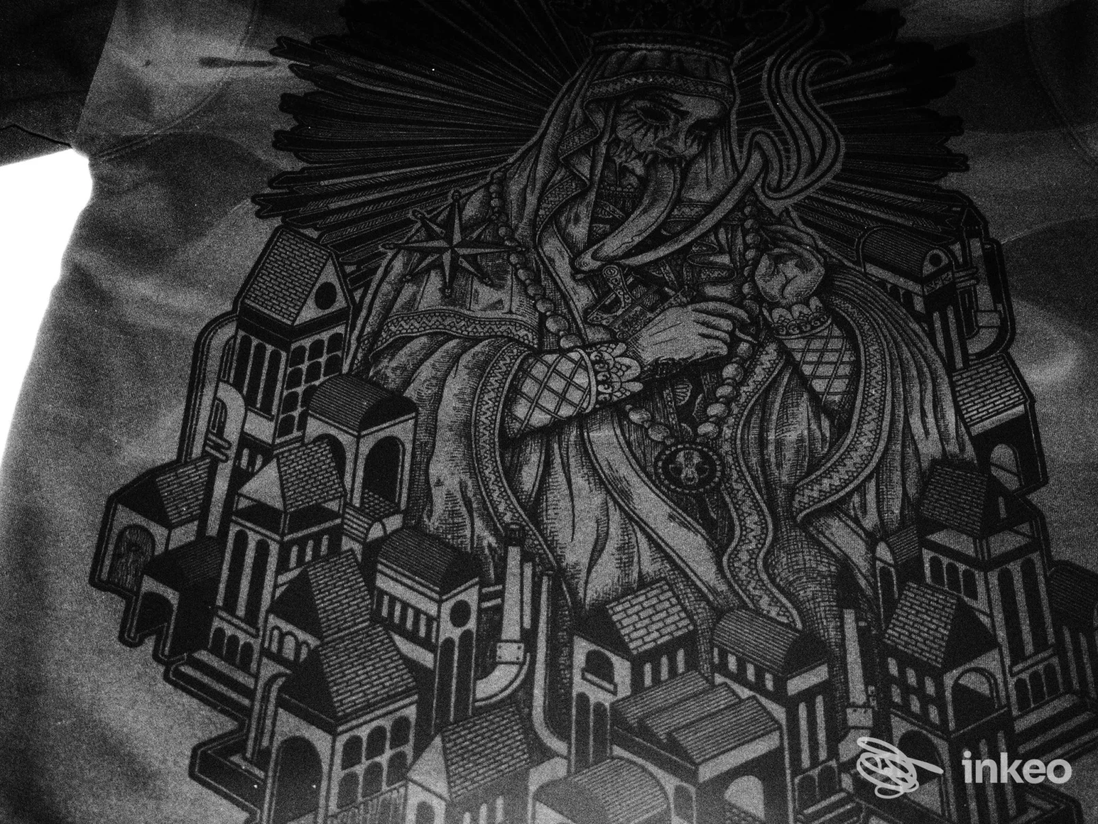 Ampio tatuaggio blackwork su petto e addome raffigurante figura e architetture, immagine dallo studio Dinastia Fellas, Roma.