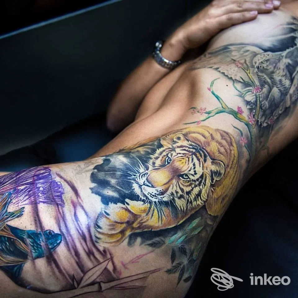 Tatuaggio esteso e realistico con una tigre colorata sul fianco e braccio, fotografia per Elegant Goat Gallery, Pomezia.