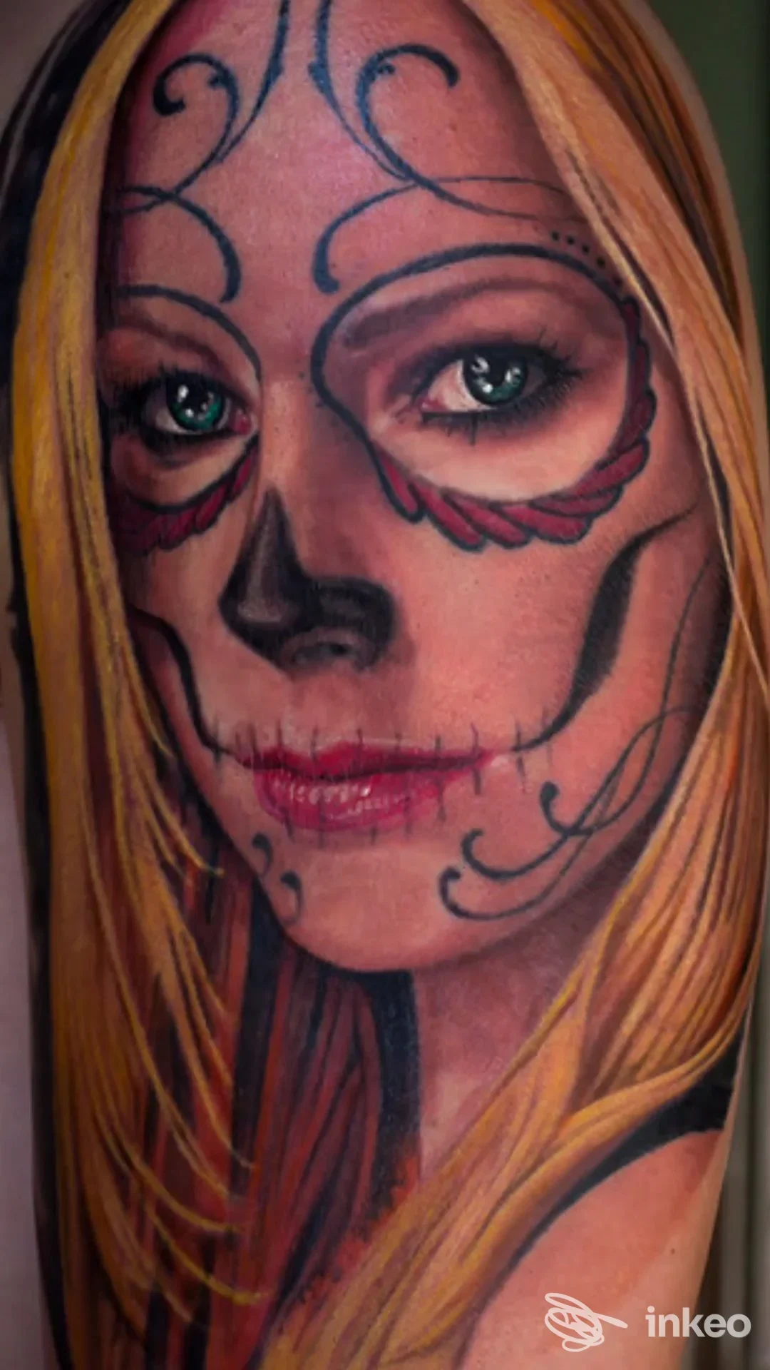 Tatuaggio realistico a tema sugar skull su braccio superiore, Evil Machines, Roma.