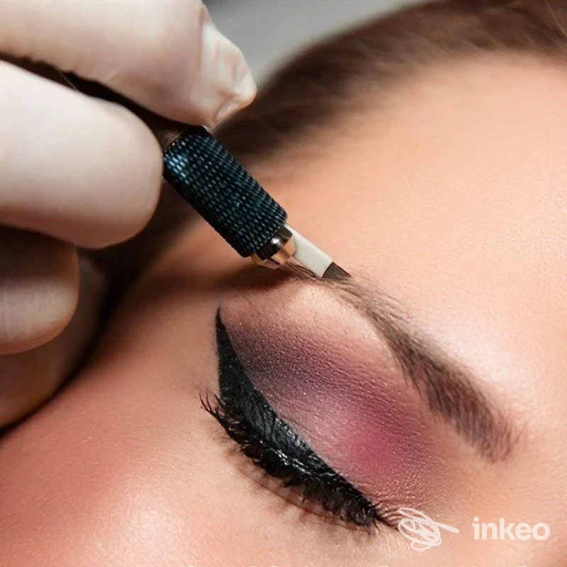 Primo piano di microblading sul sopracciglio eseguito da FRANCESCO DADO, Roma.