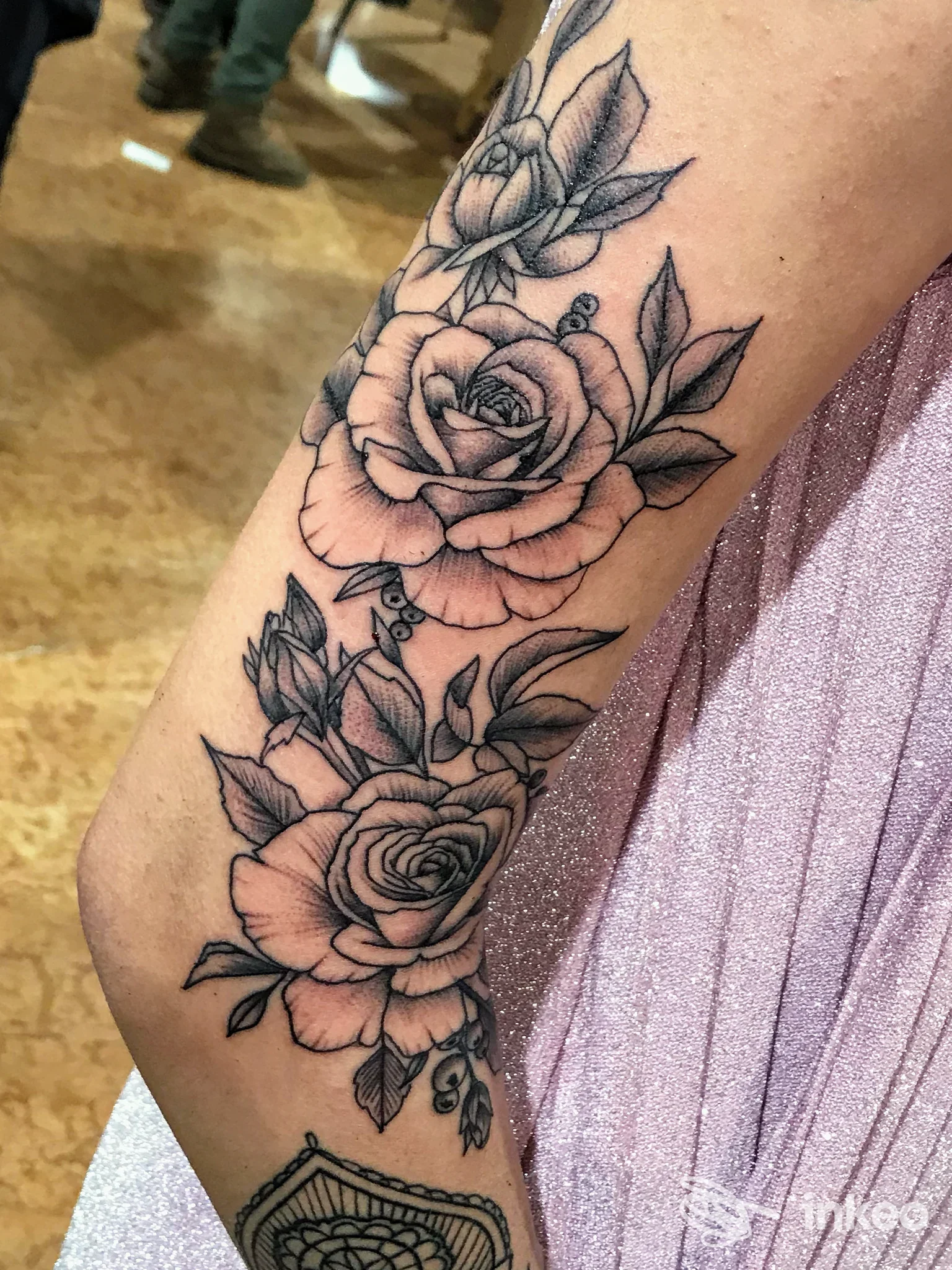 Tatuaggio floreale a rosa in bianco/nero sull'avambraccio, INK-IOSTRO, Zagarolo.