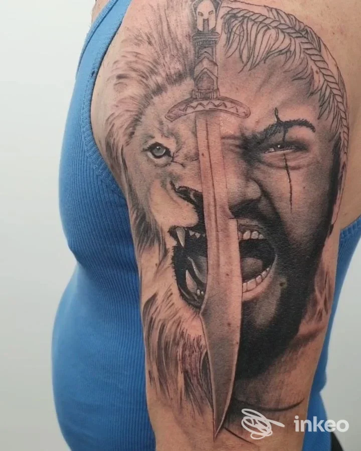 Tatuaggio realistico bianco e nero su spalla e bicipite con leone, lama centrale e volto urlante, Illustrazioni Epidermiche, Roma.