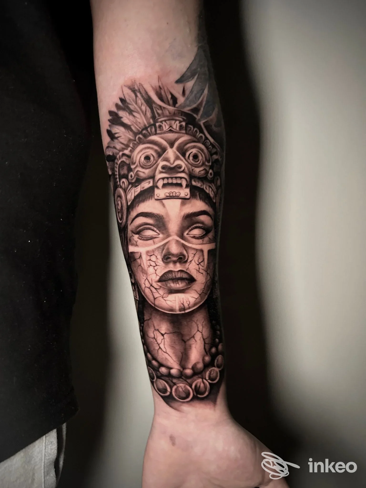 Tatuaggio realistico in bianco e nero su avambraccio: volto femminile ornamentale e perline, foto fornita da Industrial ink, Frosinone.
