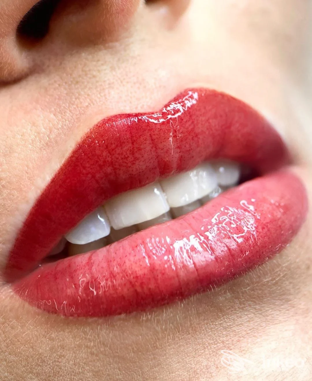 Primo piano delle labbra trattate con trucco permanente (lip blush) eseguito da LA CLINICA DEL PMU - Trucco Permanente, Roma.