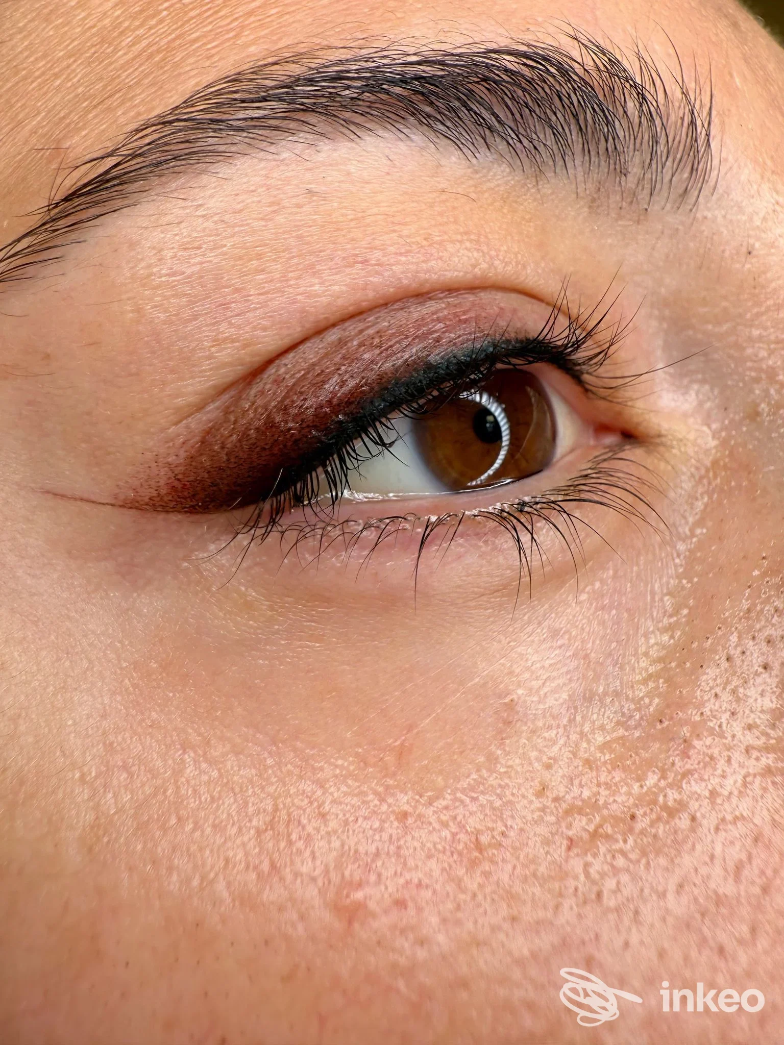 Primo piano di eyeliner permanente sul bordo palpebrale eseguito da L'Atelier dello Sguardo di Ilenia D'Anella, Roma.