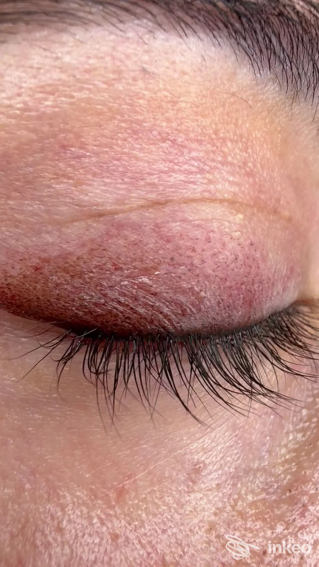 Primo piano di palpebra con trucco permanente eyeliner eseguito presso L'Atelier dello Sguardo di Ilenia D'Anella, Roma.