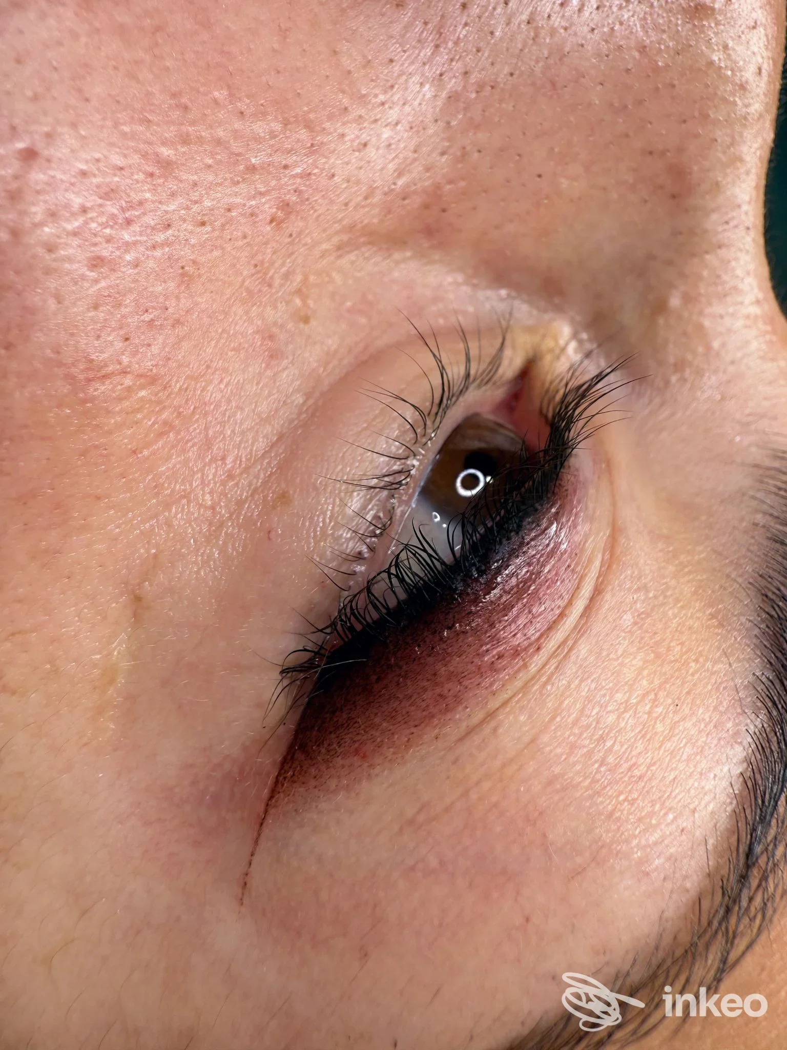 Dettaglio di trucco permanente alla rima ciliare, L'Atelier dello Sguardo di Ilenia D'Anella - Roma.