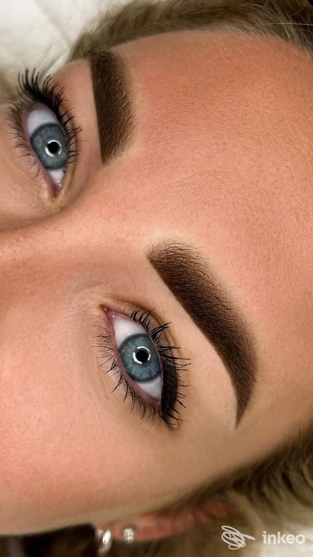 Primo piano di sopracciglia con trucco permanente eseguito da Magdalena D Beauty Art a Roma, visibili occhi e porzione superiore del volto.