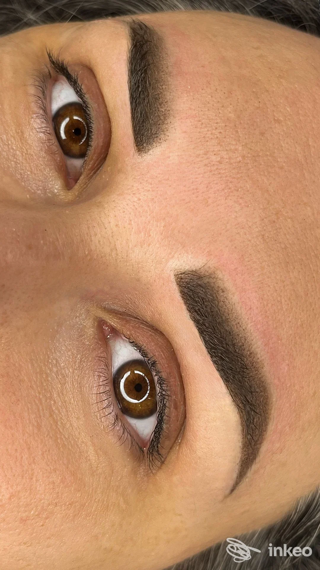 Primo piano di sopracciglia con trucco permanente eseguito da Magdalena D Beauty Art a Roma.
