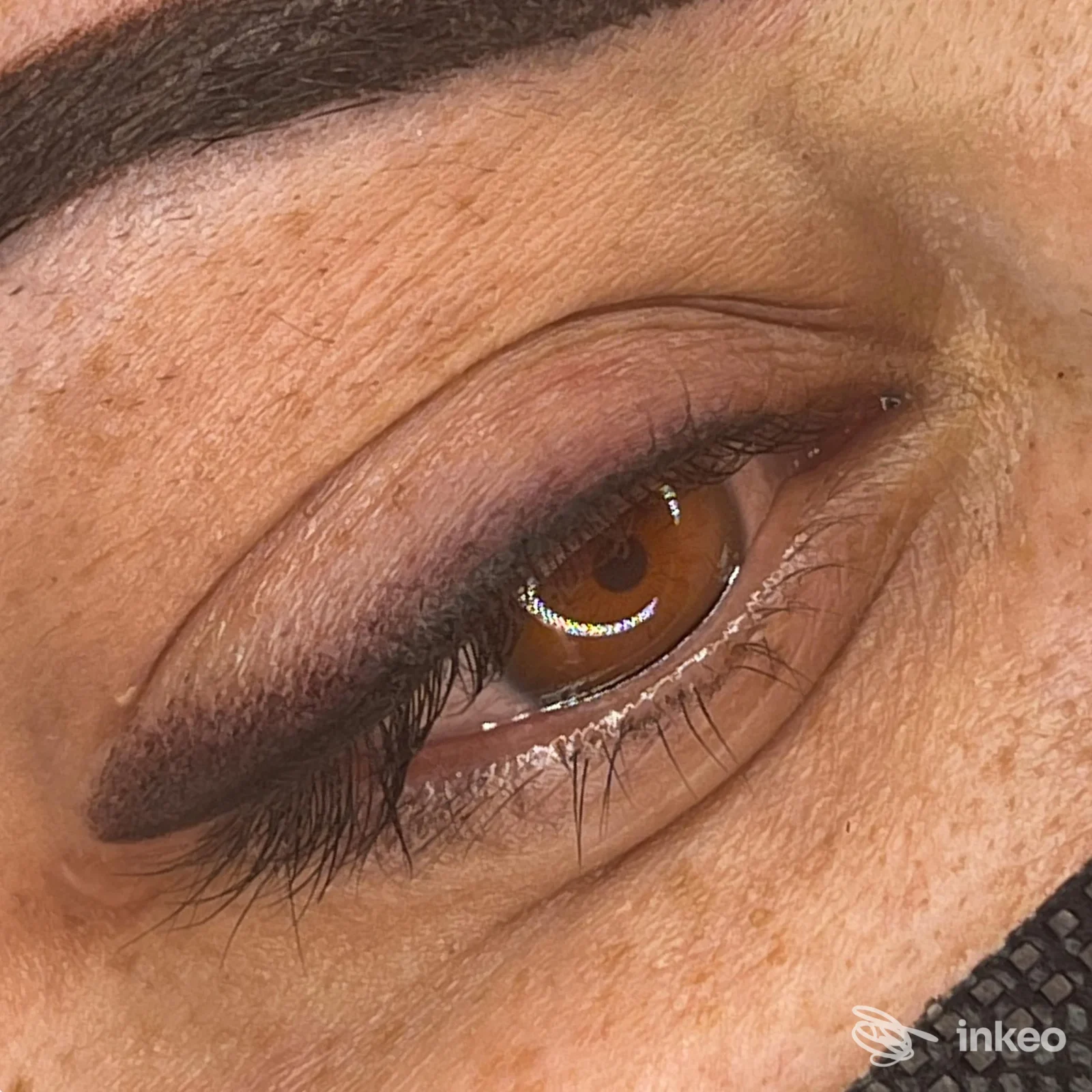 Primo piano di occhio con eyeliner permanente dopo trattamento, Martina Chiesa - Microblading Roma, Roma.