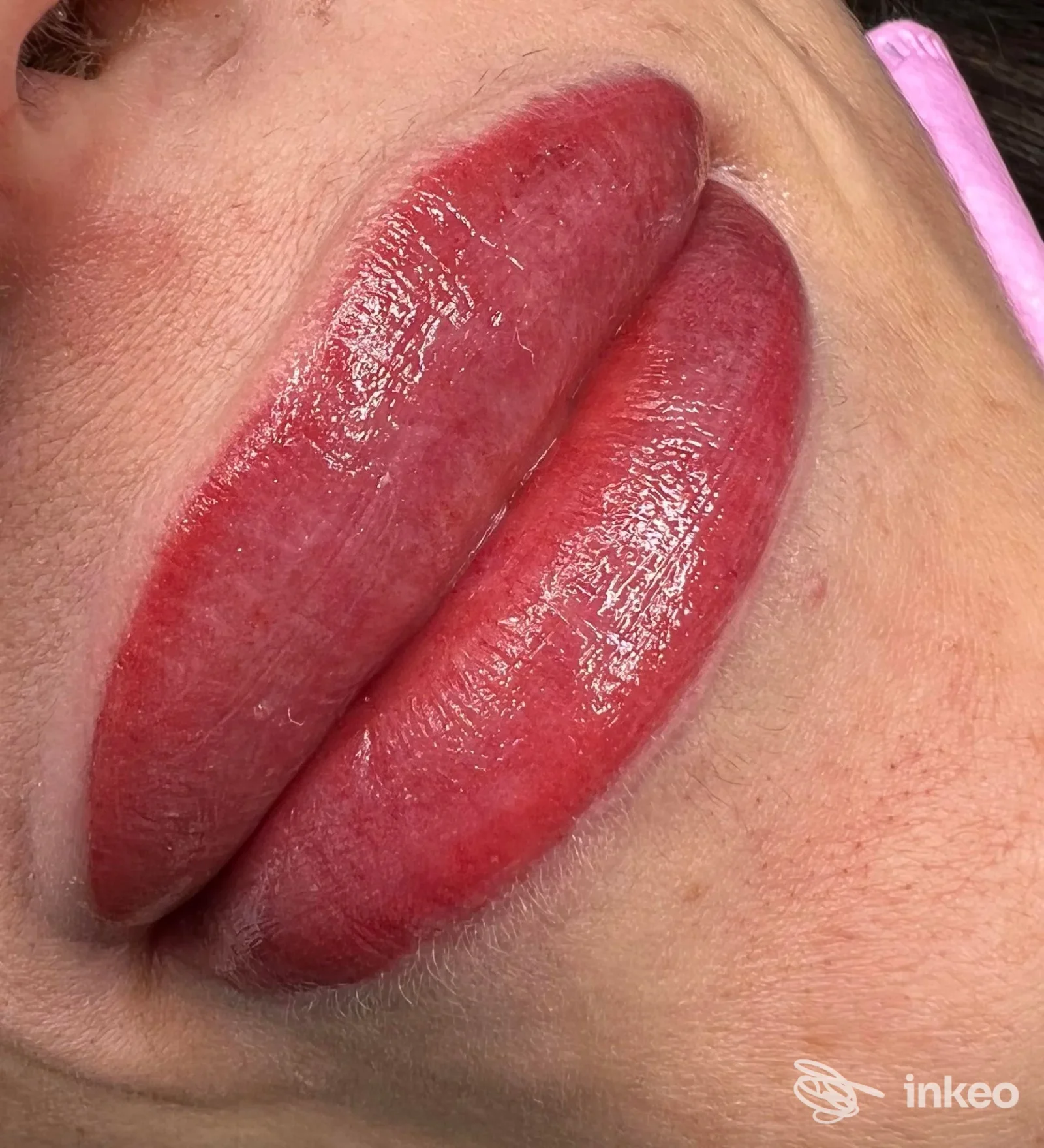 Primo piano di trucco permanente labbra eseguito da Martina Chiesa - Microblading Roma, risultato con tonalità rosse e finitura lucida.