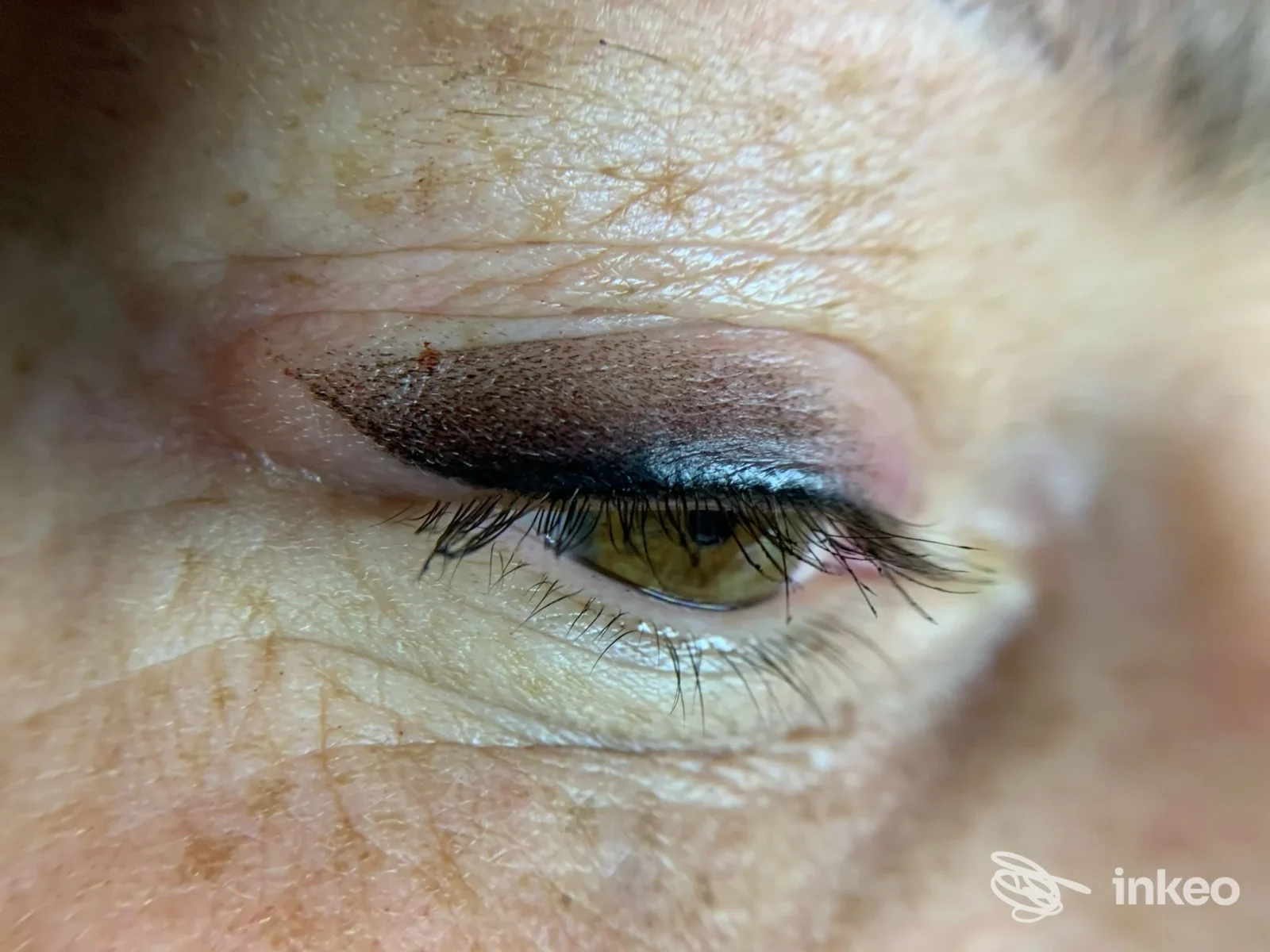 Primo piano di eyeliner permanente sulla palpebra superiore, lavoro di Martina Mei a Roma.