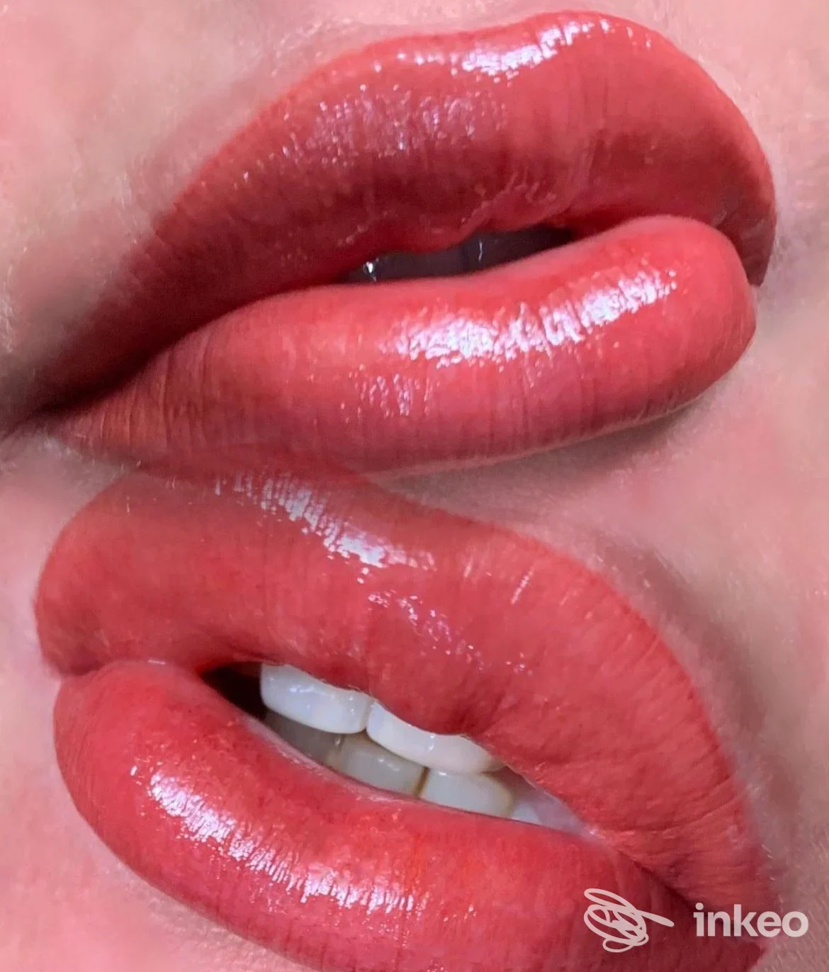 Primo piano di labbra con trucco permanente rosso brillante, lavoro eseguito da Mi Brows. Trucco Permanente, Milena Klimenko a Terracina.