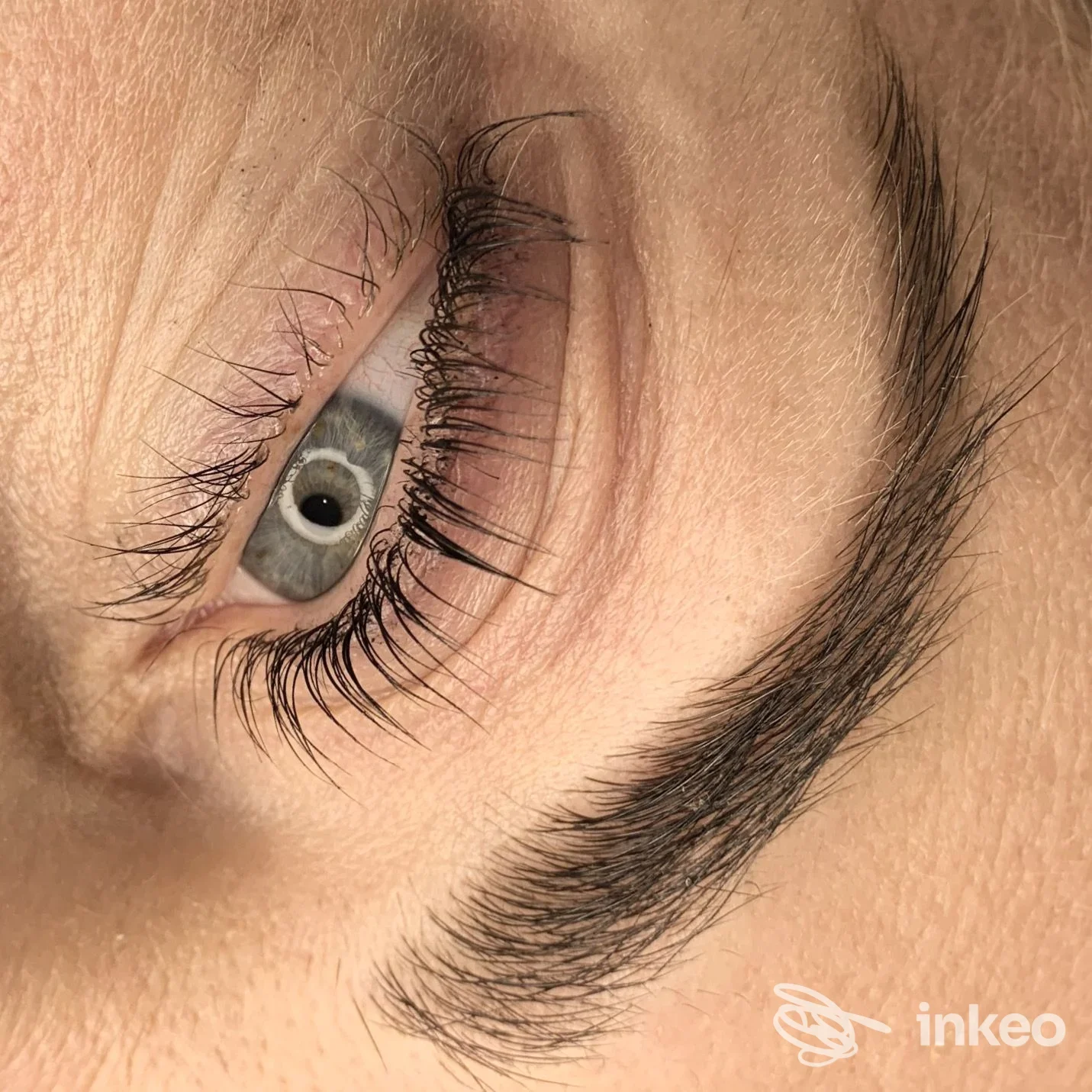 Primo piano di sopracciglio con trucco permanente realizzato da Michela Croce Trucco Permanente a Roma.