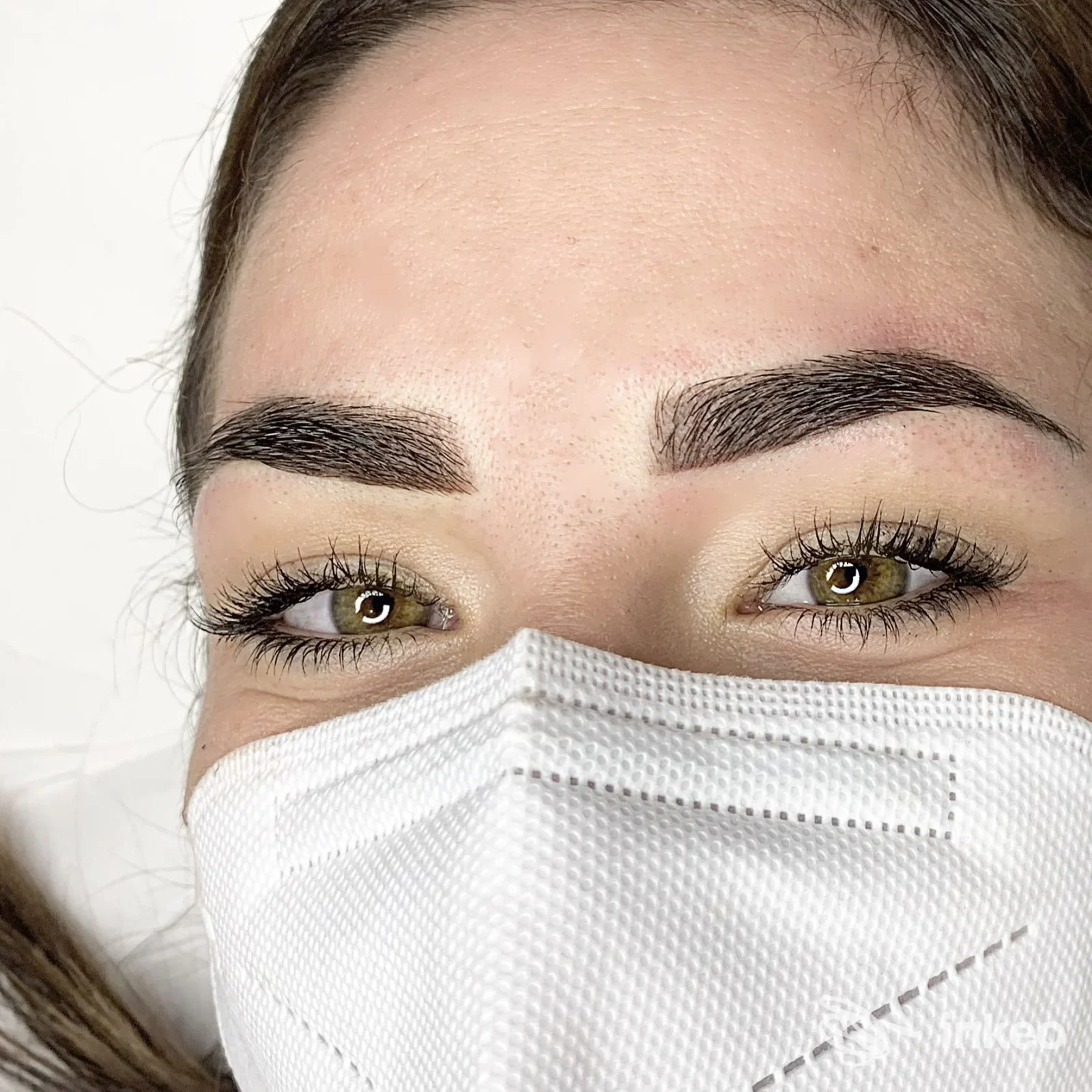 Primo piano di sopracciglia eseguite con trucco permanente da Michela Croce Trucco Permanente, Roma.